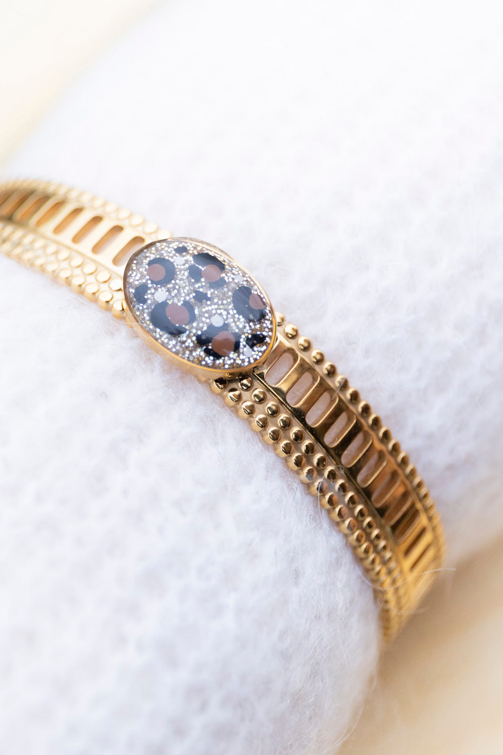 Bracelet jonc réglable pailletté. Noir, doré, holograohique. Automne. Atelier Rézane. Résine époxy. Fait main. Pays basque. Acier inoxydable.
Motifs léopards peints à la main.