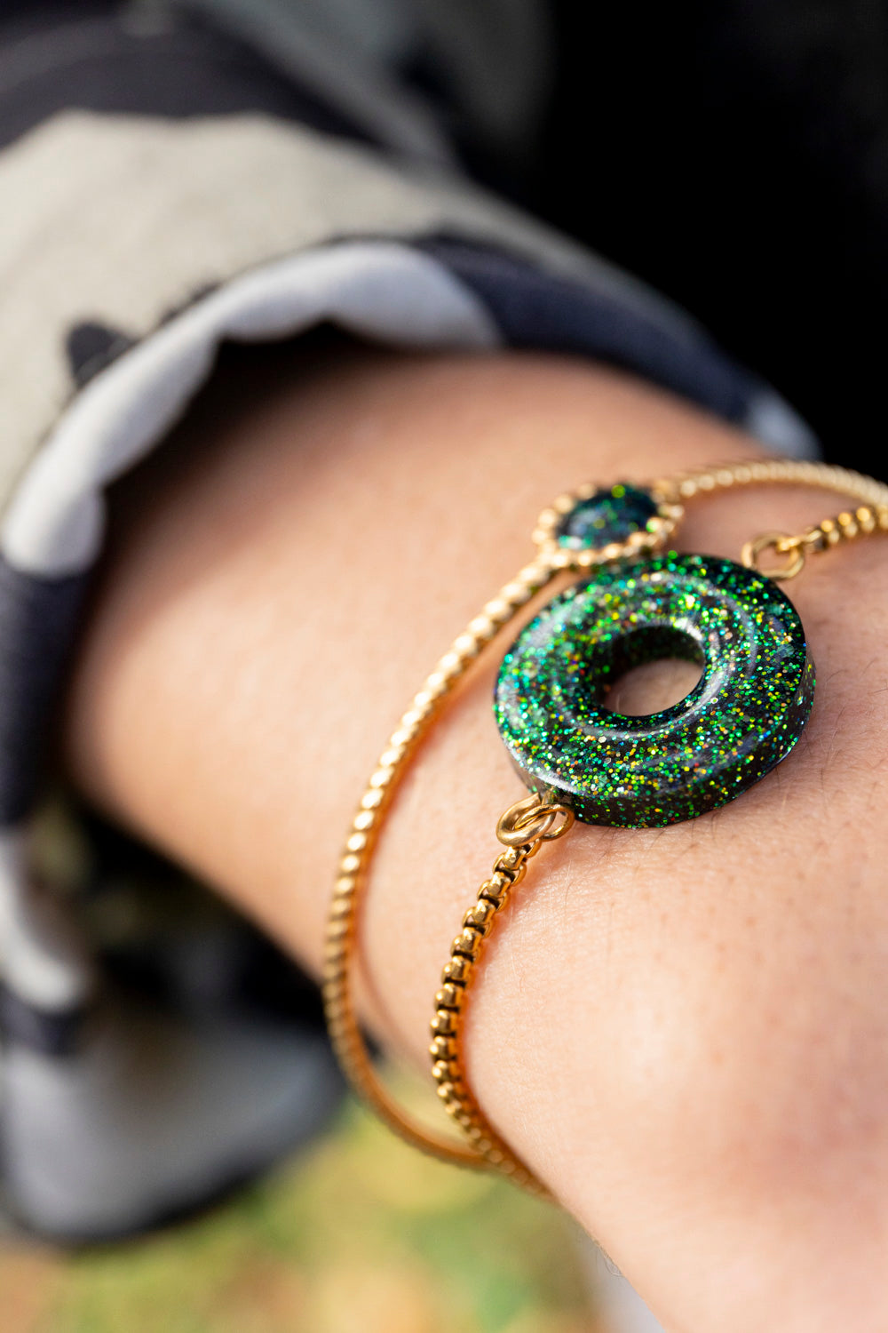 Bracelet à pampille pailletée. Kaki, vert, doré, cuivré. Automne. Donut. Atelier Rézane. Résine époxy. Fait main. Pays basque.