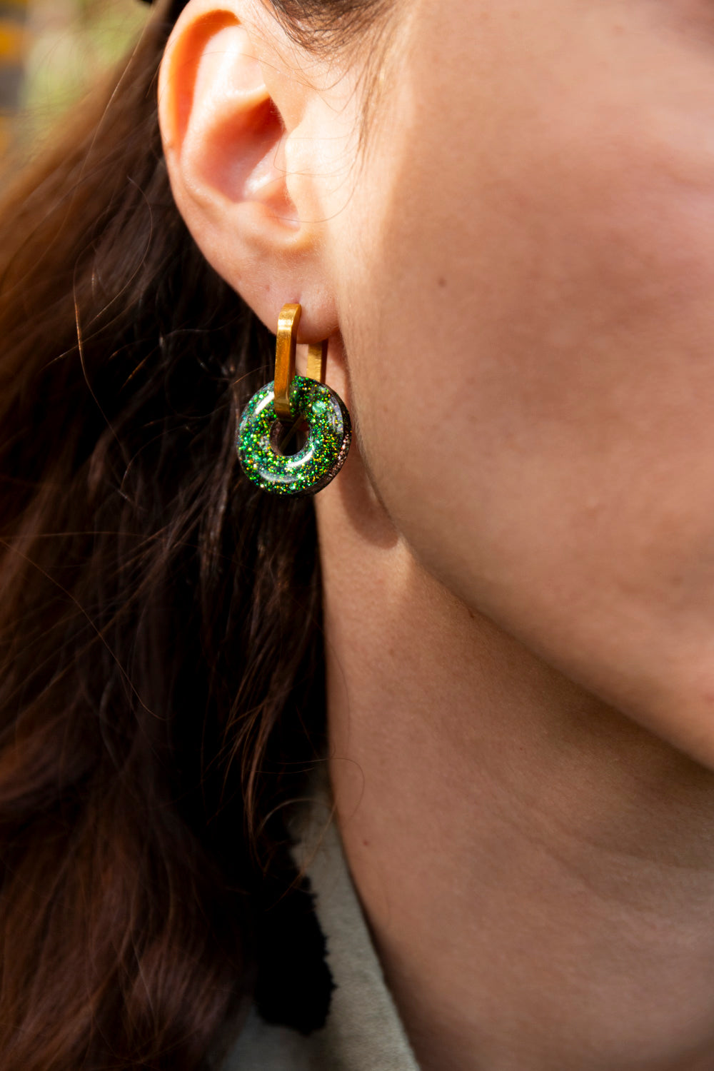 Pampilles interchangeables pailletées. Kaki, vert, doré, cuivré. Automne. Donut. Atelier Rézane. Résine époxy. Fait main. Pays basque.