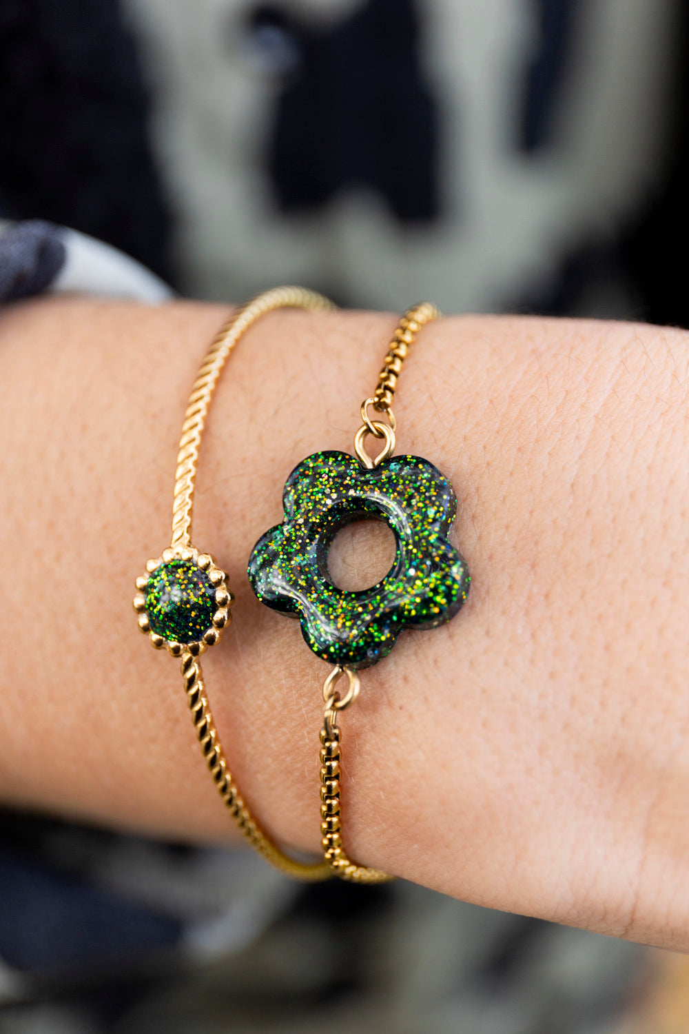 Bracelet à pampille pailletée. Kaki, vert, doré, cuivré. Automne. Fleur. Atelier Rézane. Résine époxy. Fait main. Pays basque.