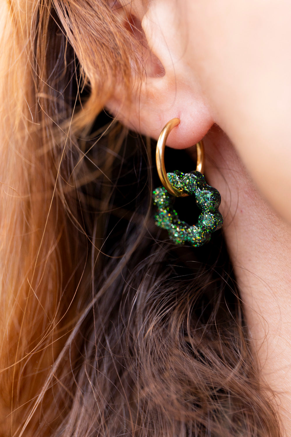 Pampilles interchangeables pailletées. Kaki, vert, doré, cuivré. Automne. Fleur. Atelier Rézane. Résine époxy. Fait main. Pays basque.