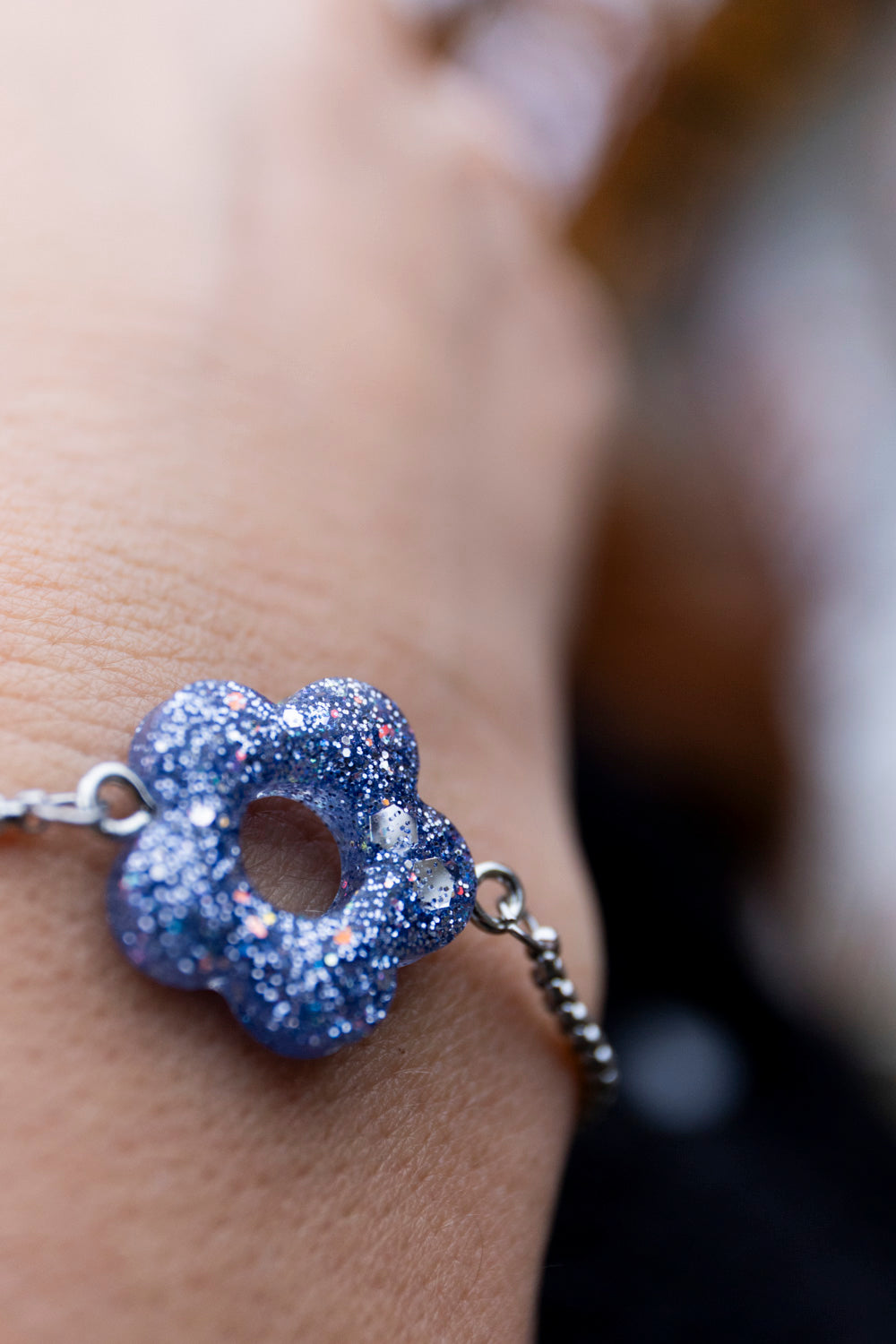 Bracelet pampille réglable pailleté. Argenté, bleu, azur, lavande. Automne. cœur. Atelier Rézane. Résine époxy. Fait main. Pays basque. Acier inoxydable