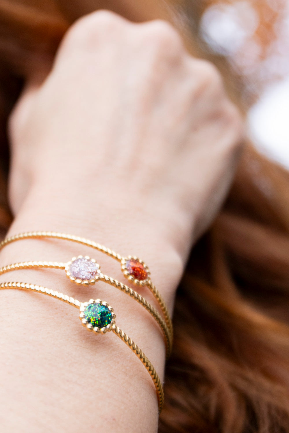 Bracelet jonc réglable pailletées. Kaki, vert, doré, cuivré, bronze. Automne. cœur. Atelier Rézane. Résine époxy. Fait main. Pays basque. Acier inoxydable.