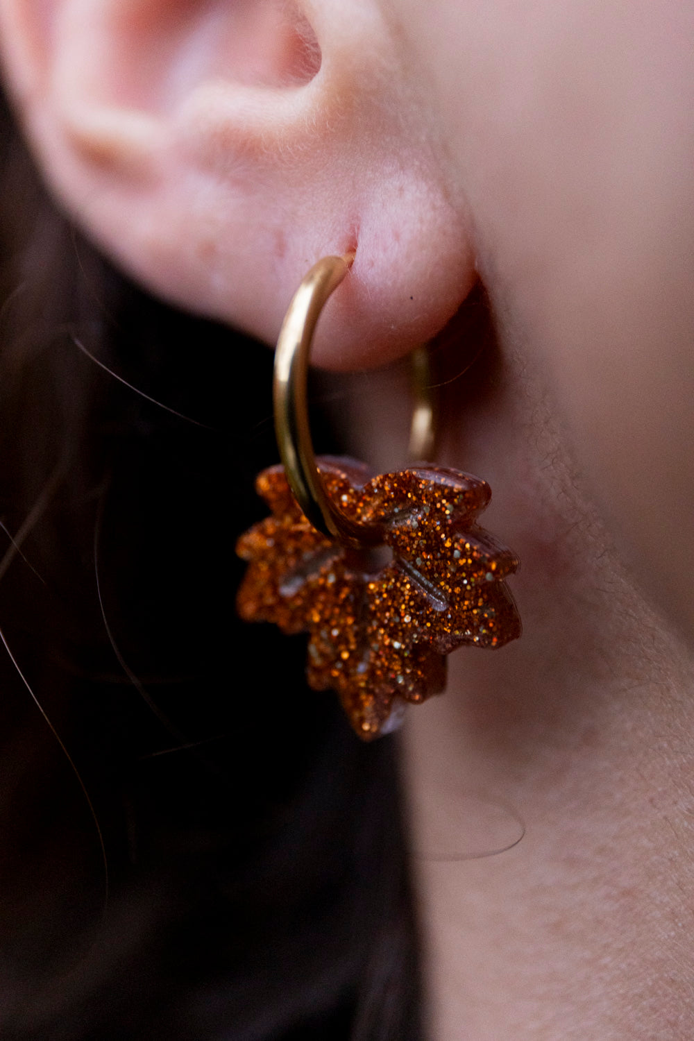 Pampilles interchangeables pailletées. Kaki, vert, doré, cuivré. Automne. Feuilles d'érable. Atelier Rézane. Résine époxy. Fait main. Pays basque.