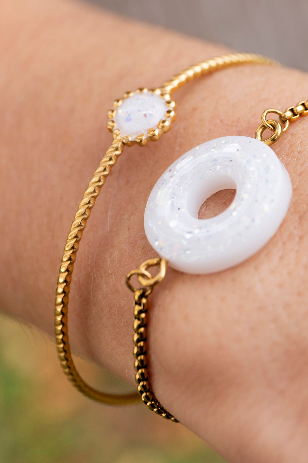 Bracelet pampille réglable pailleté. Blanc, doré. Automne. cœur. Atelier Rézane. Résine époxy. Fait main. Pays basque. Acier inoxydable