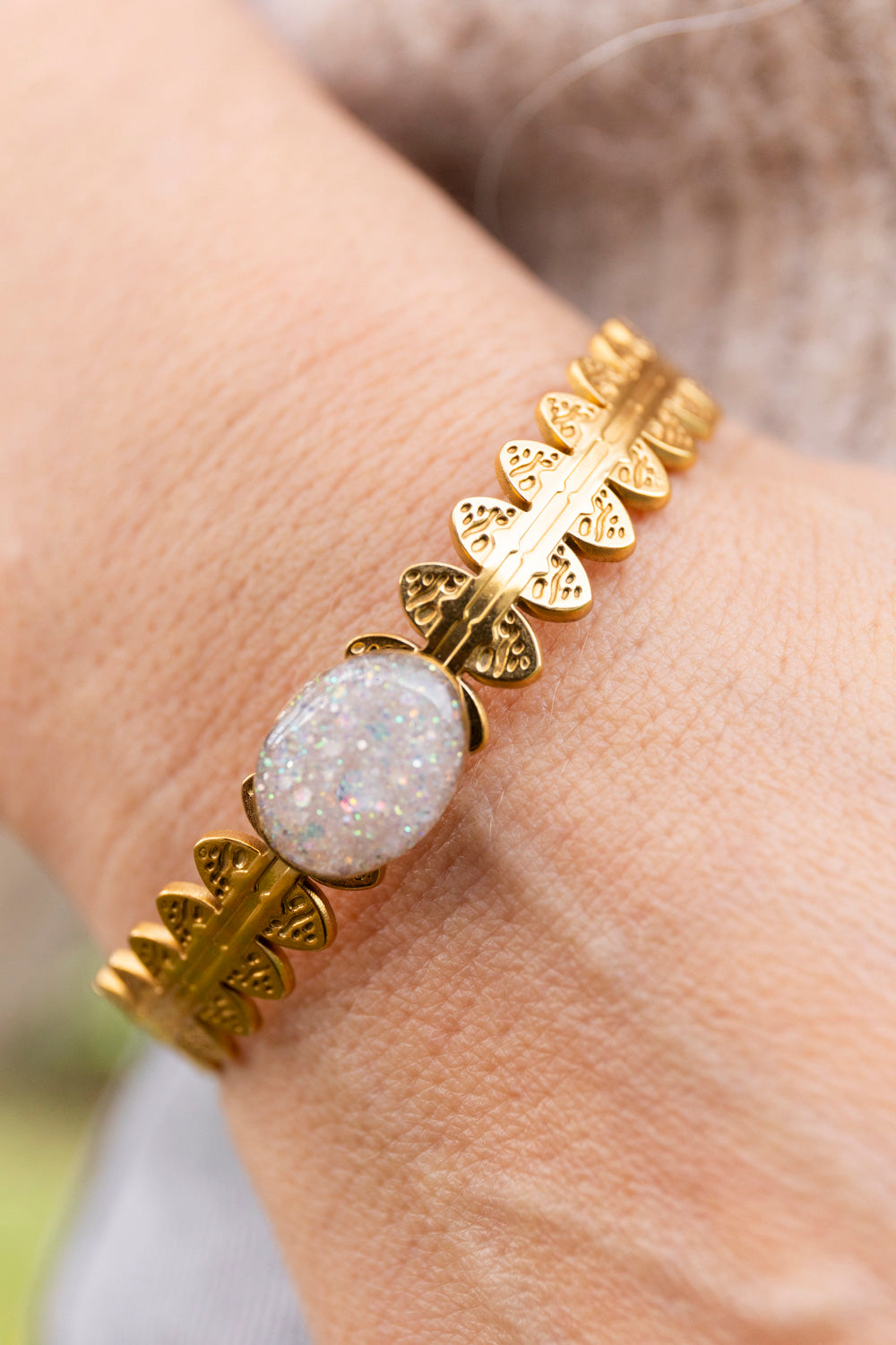 Bracelet jonc réglable pailletté. Blanc, doré, givré,holographique. Automne. Atelier Rézane. Résine époxy. Fait main. Pays basque. Acier inoxydable.