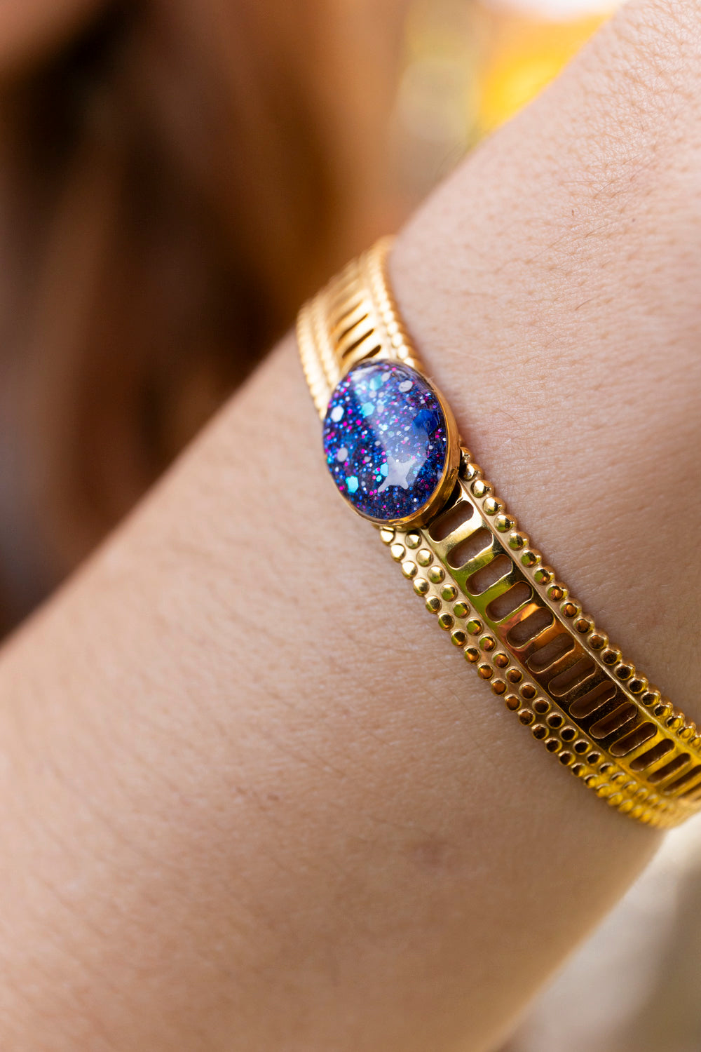 Bracelet jonc réglable pailletté. Noir, doré, holograohique. Automne. Atelier Rézane. Résine époxy. Fait main. Pays basque. Acier inoxydable.
Motifs galaxie peints Ă la main.