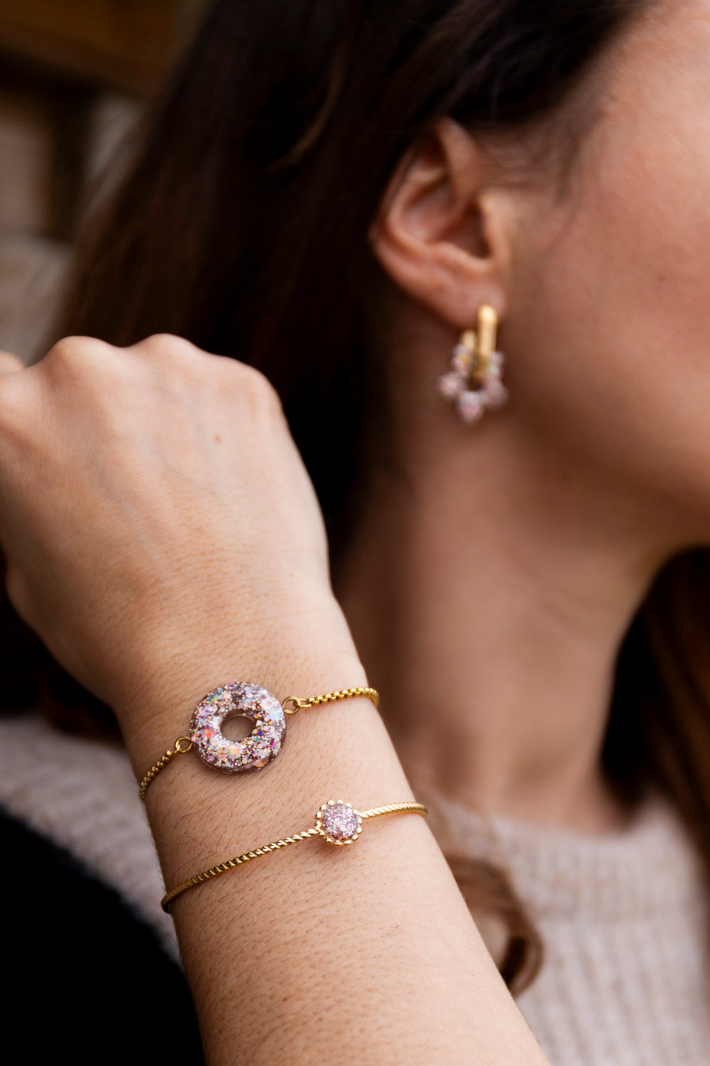 Bracelet pampille réglable pailleté. Kaki, vert, doré, cuivré, bronze. Automne. cœur. Atelier Rézane. Résine époxy. Fait main. Pays basque. Acier inoxydable.