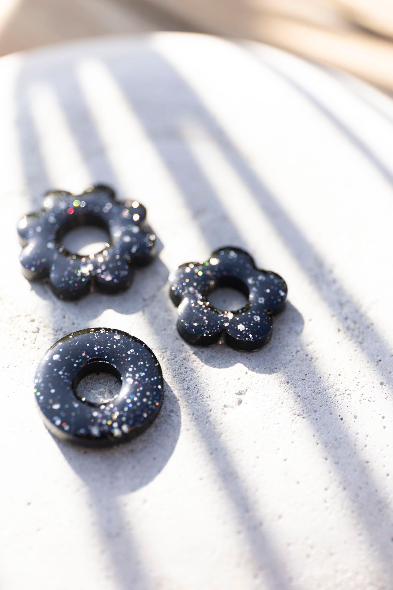 Pampille en forme de donut en résine époxy, fabriquée à la main.