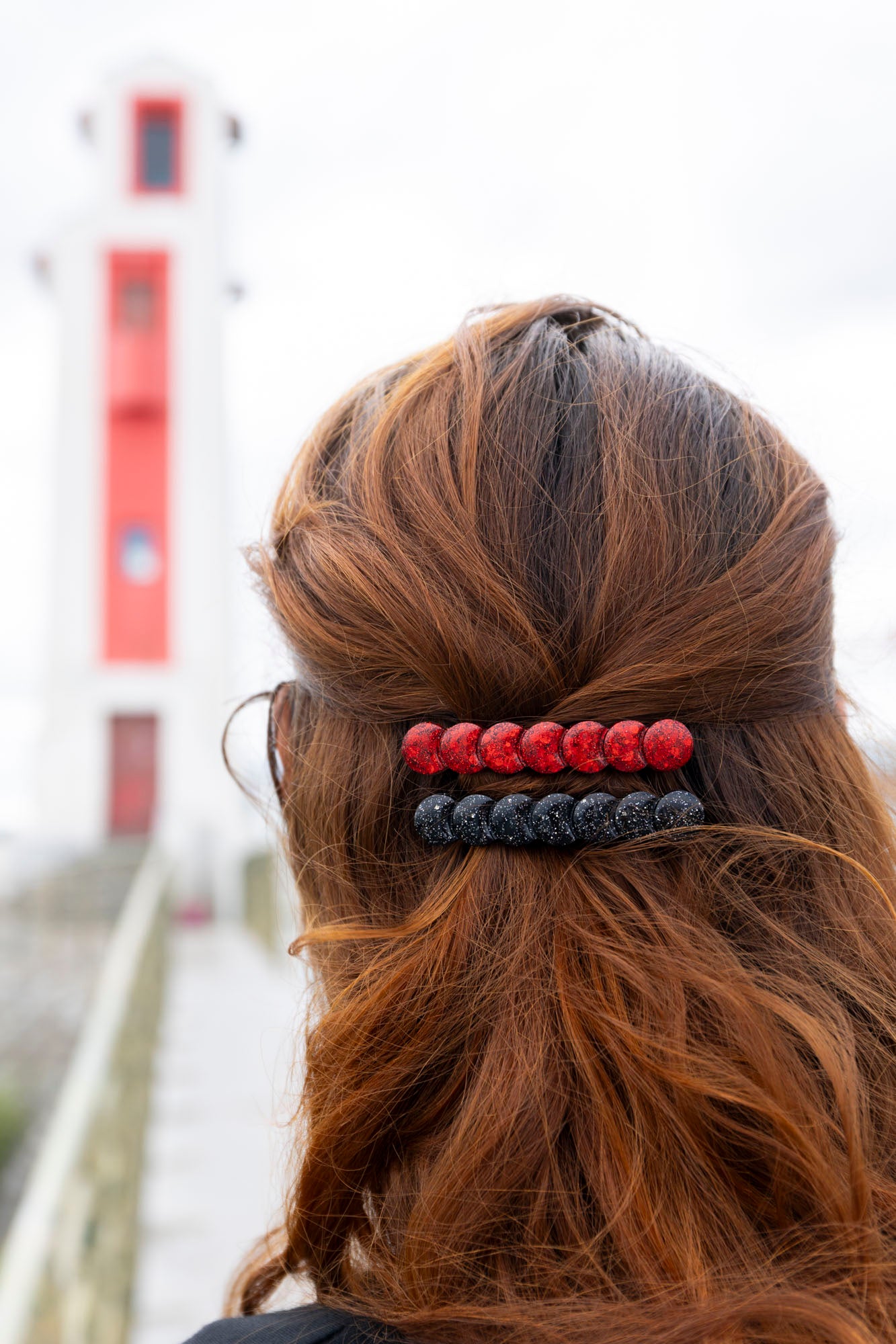 Barrette rouge paillettée en résine époxy.