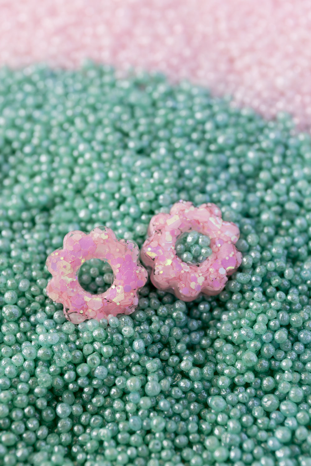 Pampilles en résine époxy interchangeables. Faites à la main. Paillettes, couleurs, originales. Rose bébé, irisé et nacré.