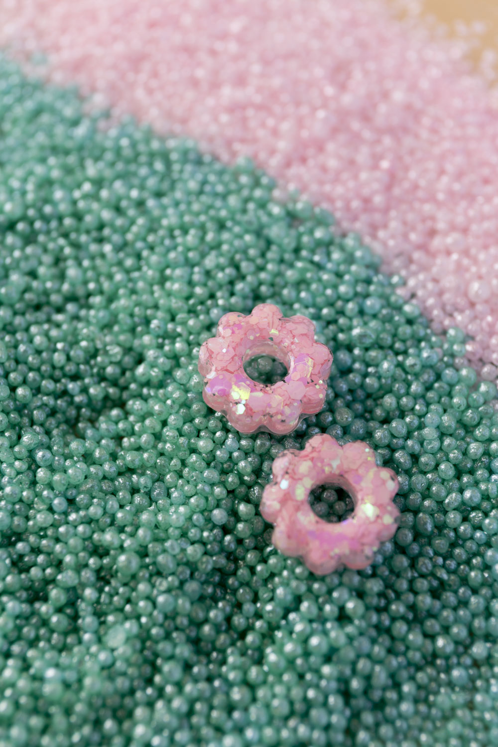 Pampilles en résine époxy interchangeables. Faites à la main. Paillettes, couleurs, originales. Rose bébé, irisé et nacré.