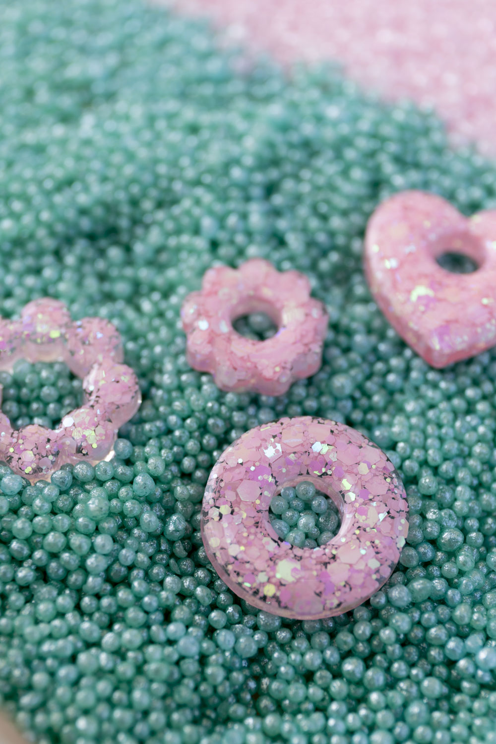 Pampilles en résine époxy interchangeables. Faites à la main. Paillettes, couleurs, originales. Rose bébé, irisé et nacré.