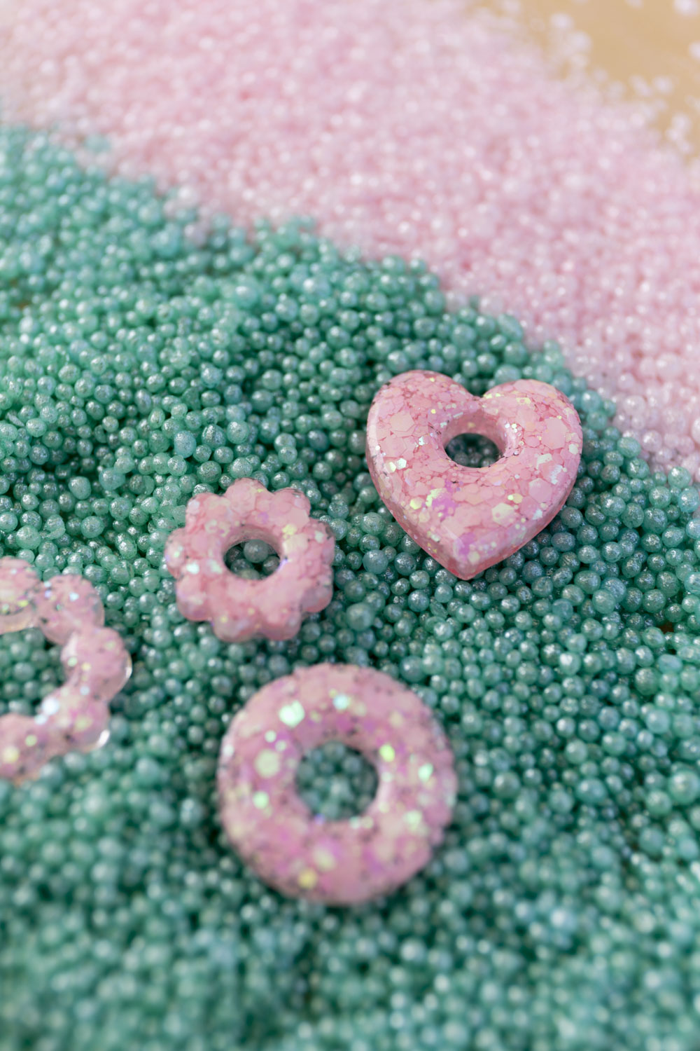 Pampilles en résine époxy interchangeables. Faites à la main. Paillettes, couleurs, originales. Rose bébé, irisé et nacré.