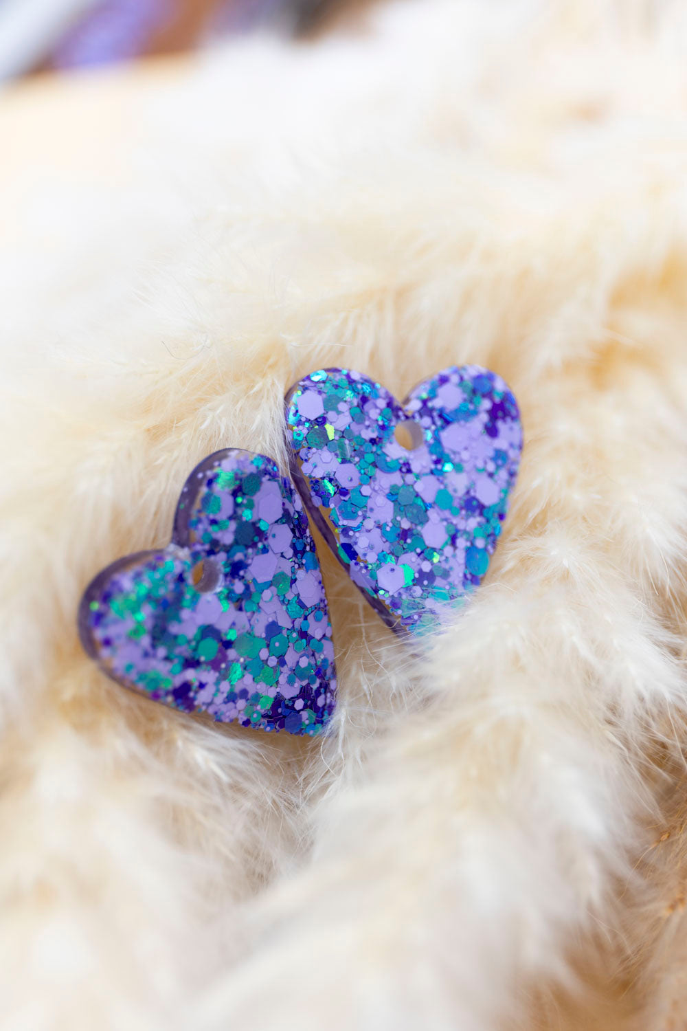 Pampilles en résine époxy interchangeables. Faites à la main. Paillettes, couleurs, originales. Violet, parme et turquoise holographique.