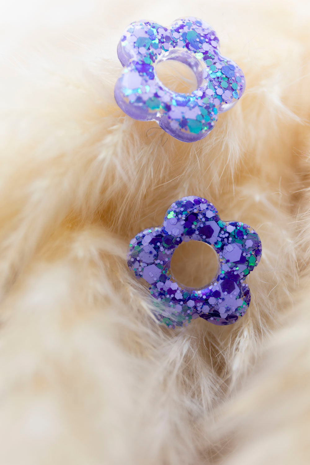 Pampilles en résine époxy interchangeables. Faites à la main. Paillettes, couleurs, originales. Violet, parme et turquoise holographique.