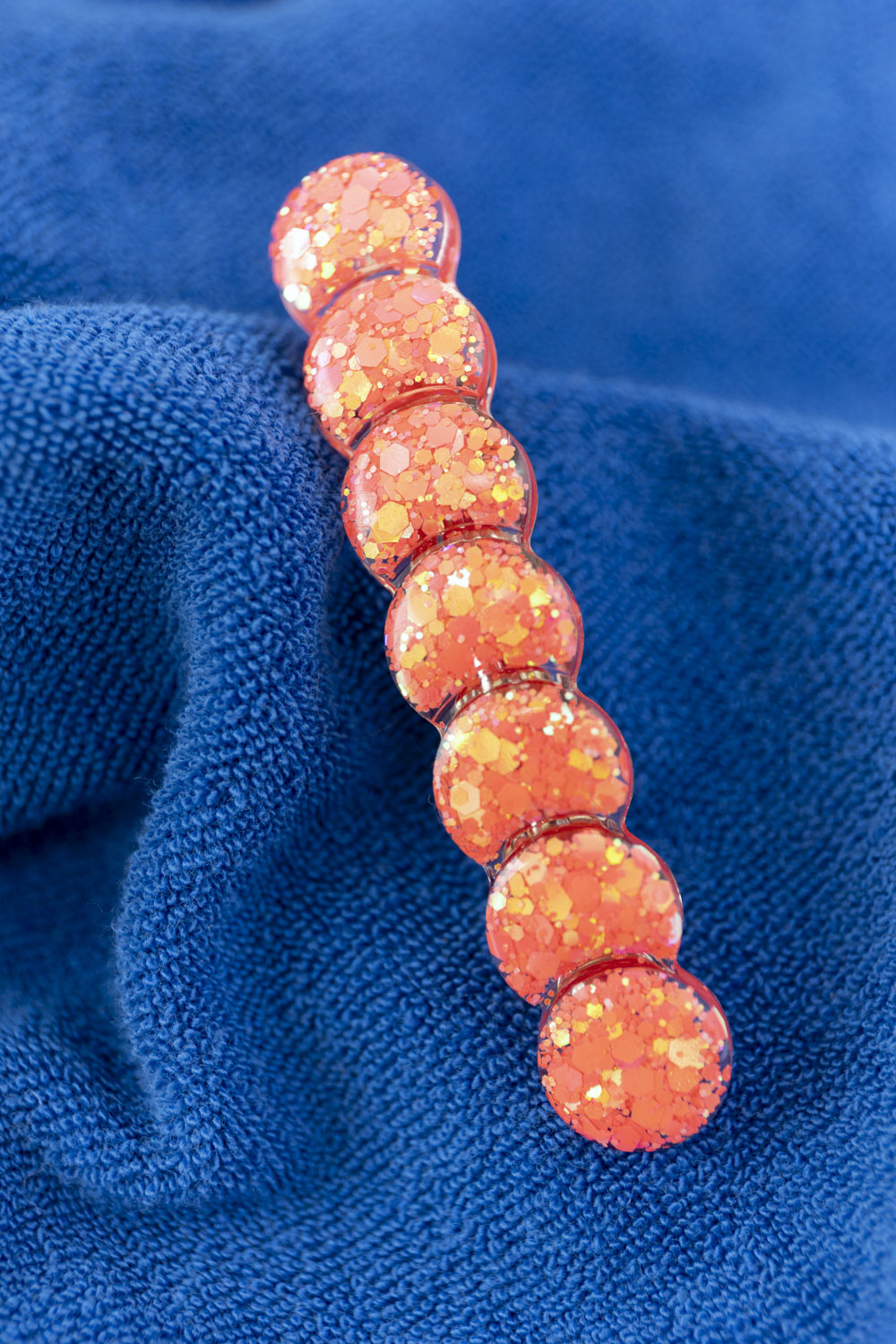 Barrette en résine époxy. Faite à la main. Paillettes, couleurs, originales. Corail incandescent, orange, holographique, étincelant.