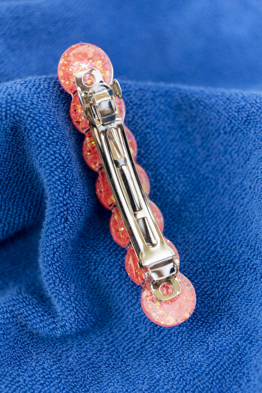 Barrette en résine époxy. Faite à la main. Paillettes, couleurs, originales. Corail incandescent, orange, holographique, étincelant.