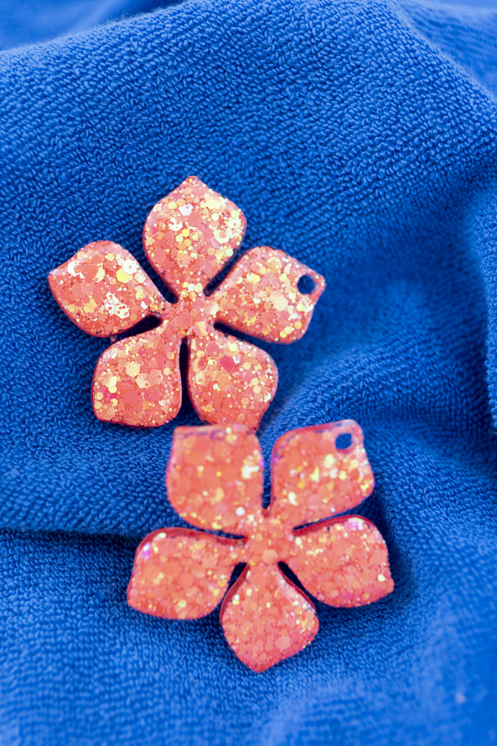 Pampilles en résine époxy interchangeables. Faites à la main. Paillettes, couleurs, originales. Corail incandescent, orange, holographique, étincelant.