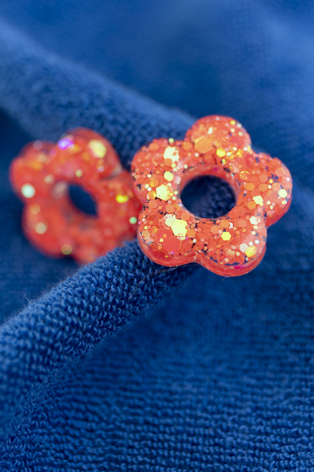 Pampilles en résine époxy interchangeables. Faites à la main. Paillettes, couleurs, originales. Corail incandescent, orange, holographique, étincelant.