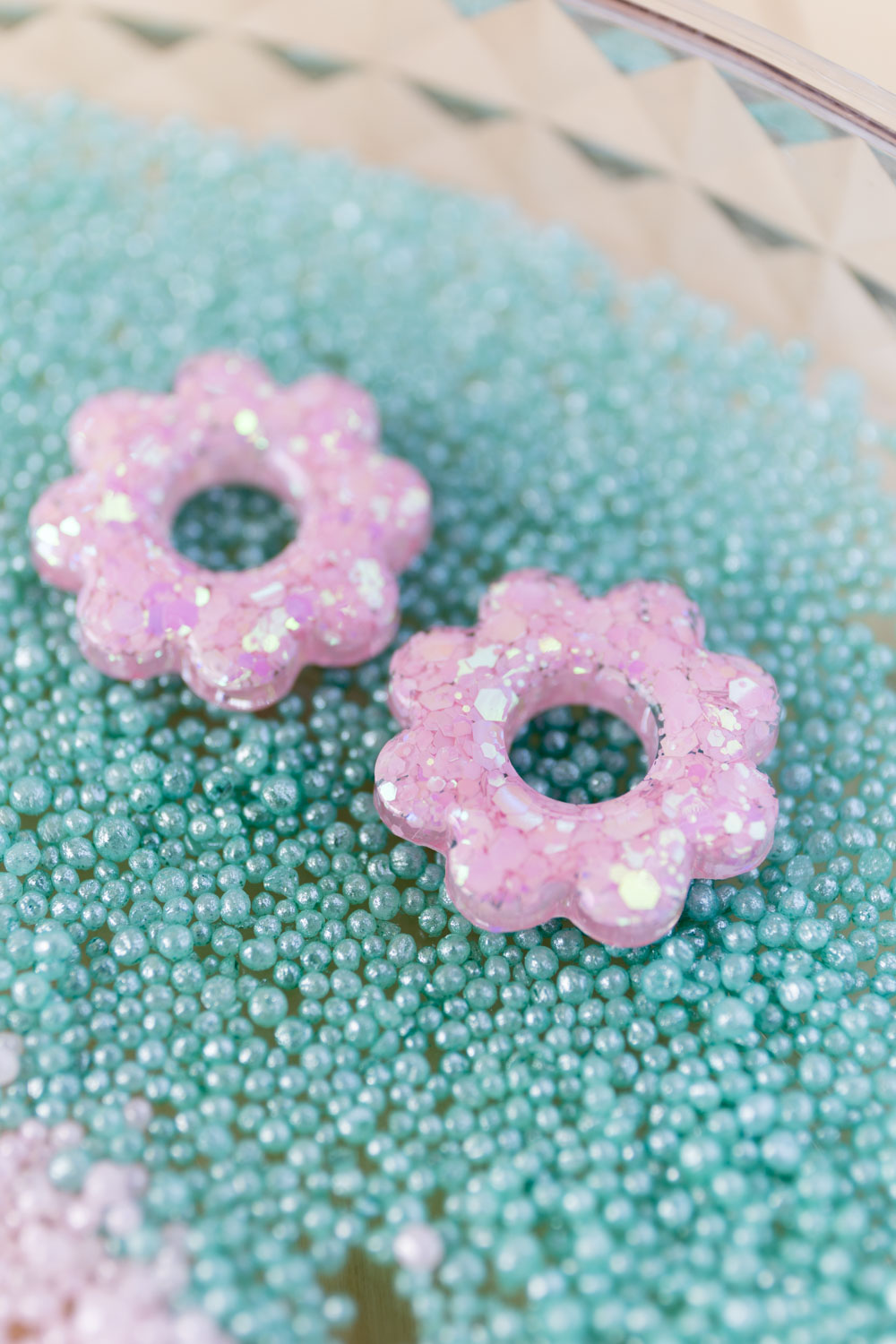 Pampilles en résine époxy interchangeables. Faites à la main. Paillettes, couleurs, originales. Rose bébé, irisé et nacré.