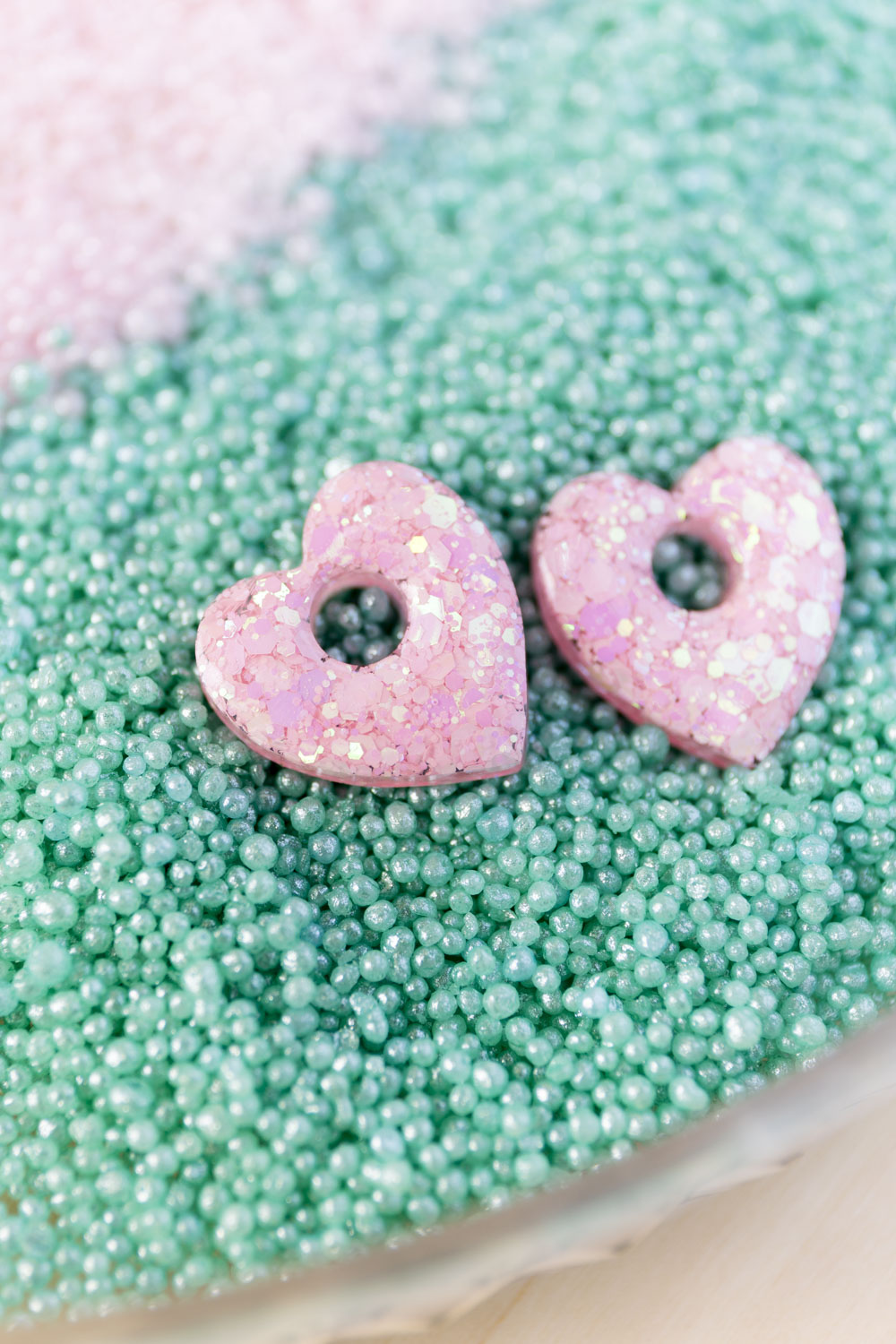 Pampilles en résine époxy interchangeables. Faites à la main. Paillettes, couleurs, originales. Rose bébé, irisé et nacré.