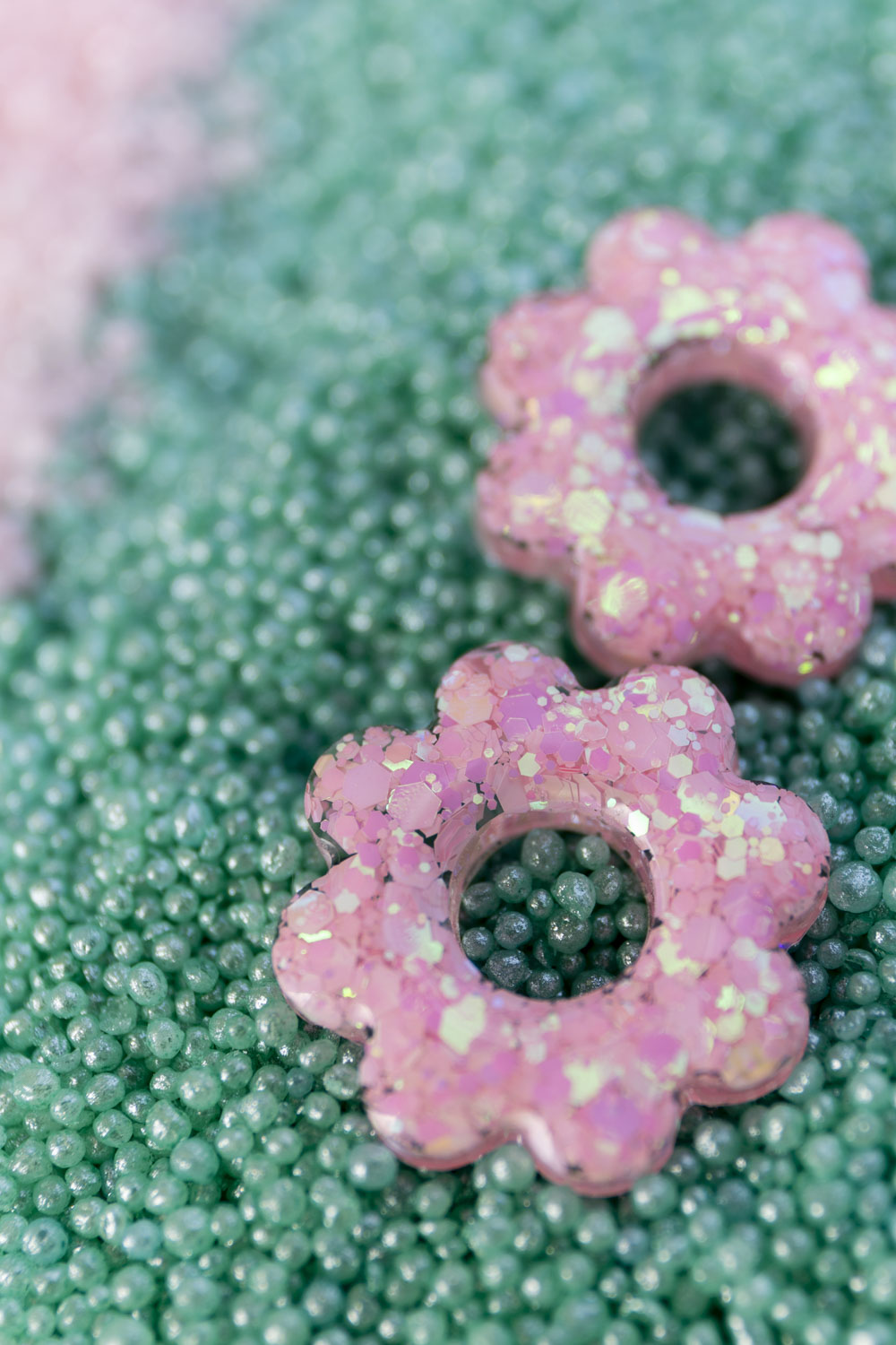 Pampilles en résine époxy interchangeables. Faites à la main. Paillettes, couleurs, originales. Rose bébé, irisé et nacré.