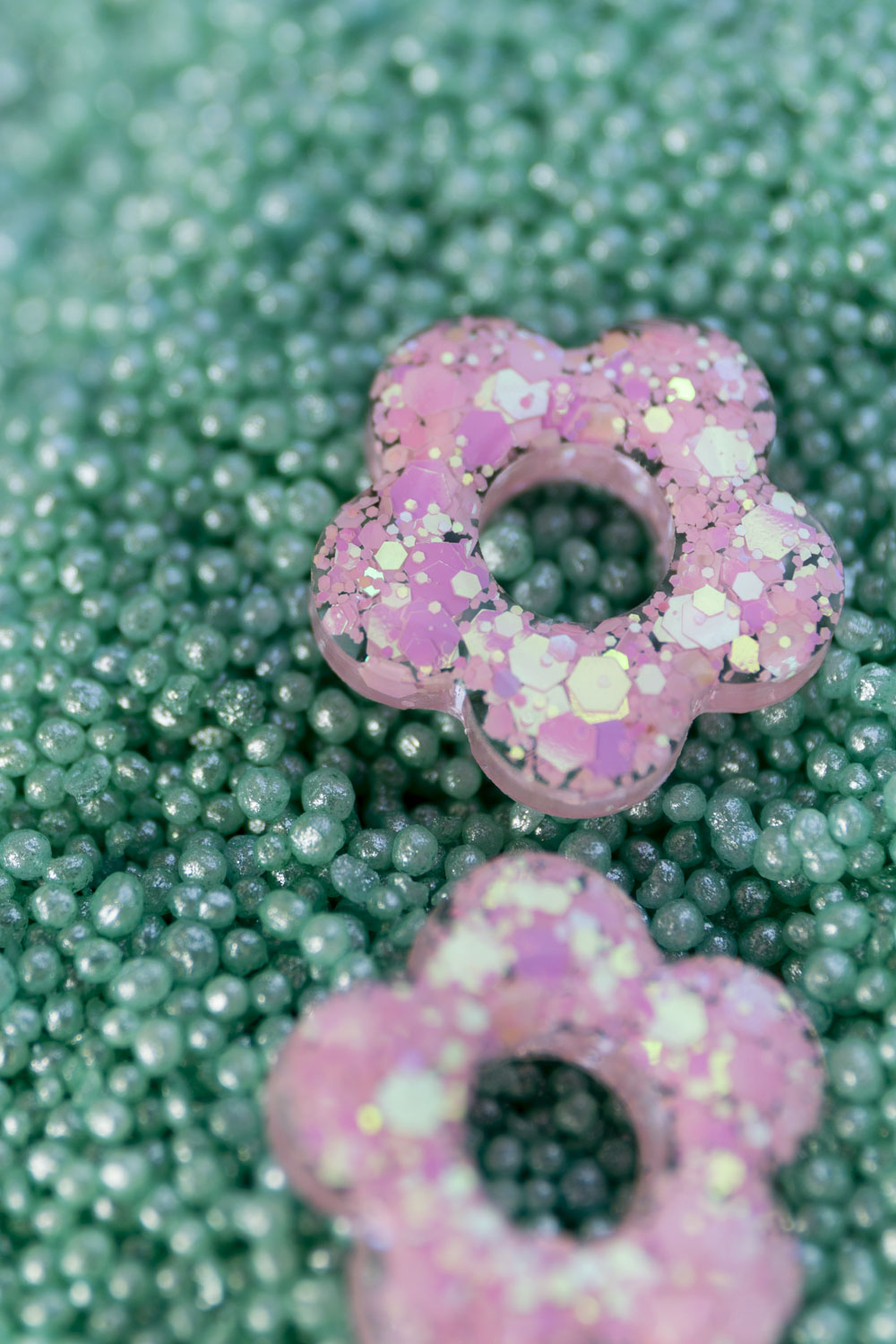 Pampilles en résine époxy interchangeables. Faites à la main. Paillettes, couleurs, originales. Rose bébé, irisé et nacré.