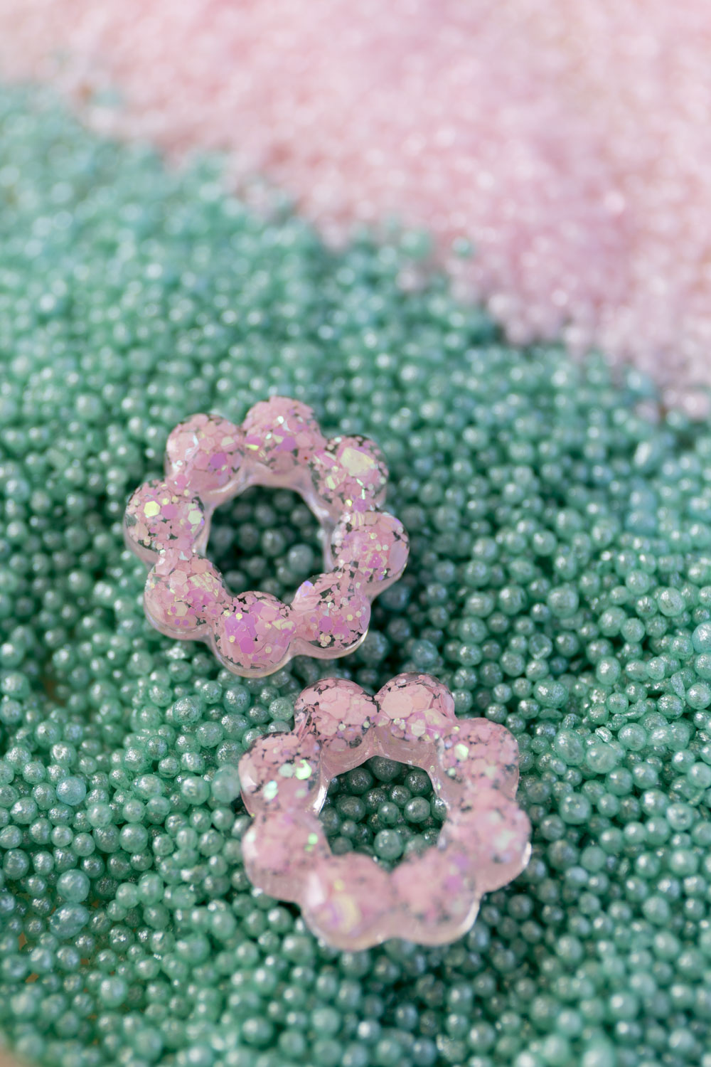 Pampilles en résine époxy interchangeables. Faites à la main. Paillettes, couleurs, originales. Rose bébé, irisé et nacré.