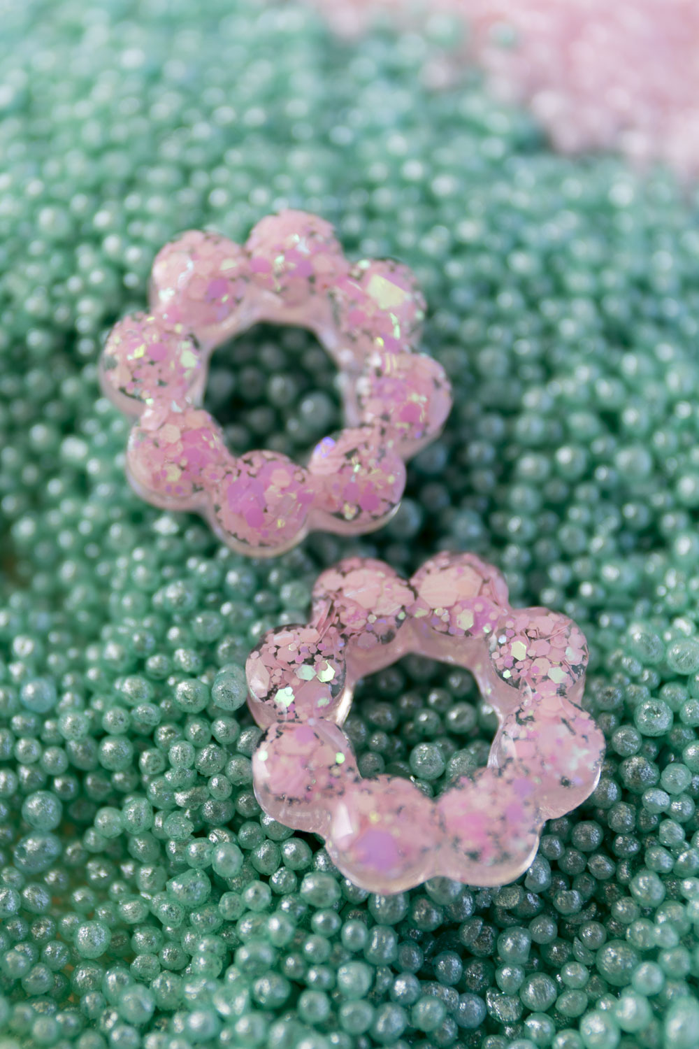 Pampilles en résine époxy interchangeables. Faites à la main. Paillettes, couleurs, originales. Rose bébé, irisé et nacré.