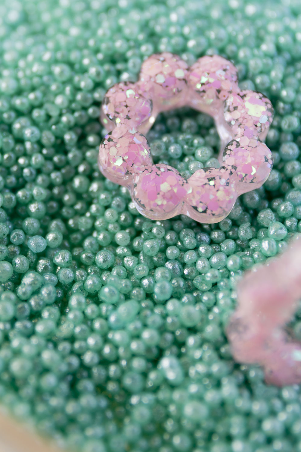 Pampilles en résine époxy interchangeables. Faites à la main. Paillettes, couleurs, originales. Rose bébé, irisé et nacré.