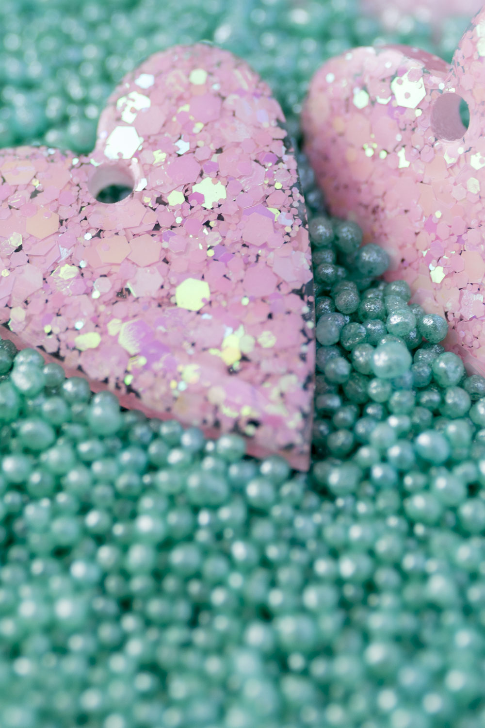 Pampilles en résine époxy interchangeables. Faites à la main. Paillettes, couleurs, originales. Rose bébé, irisé et nacré.