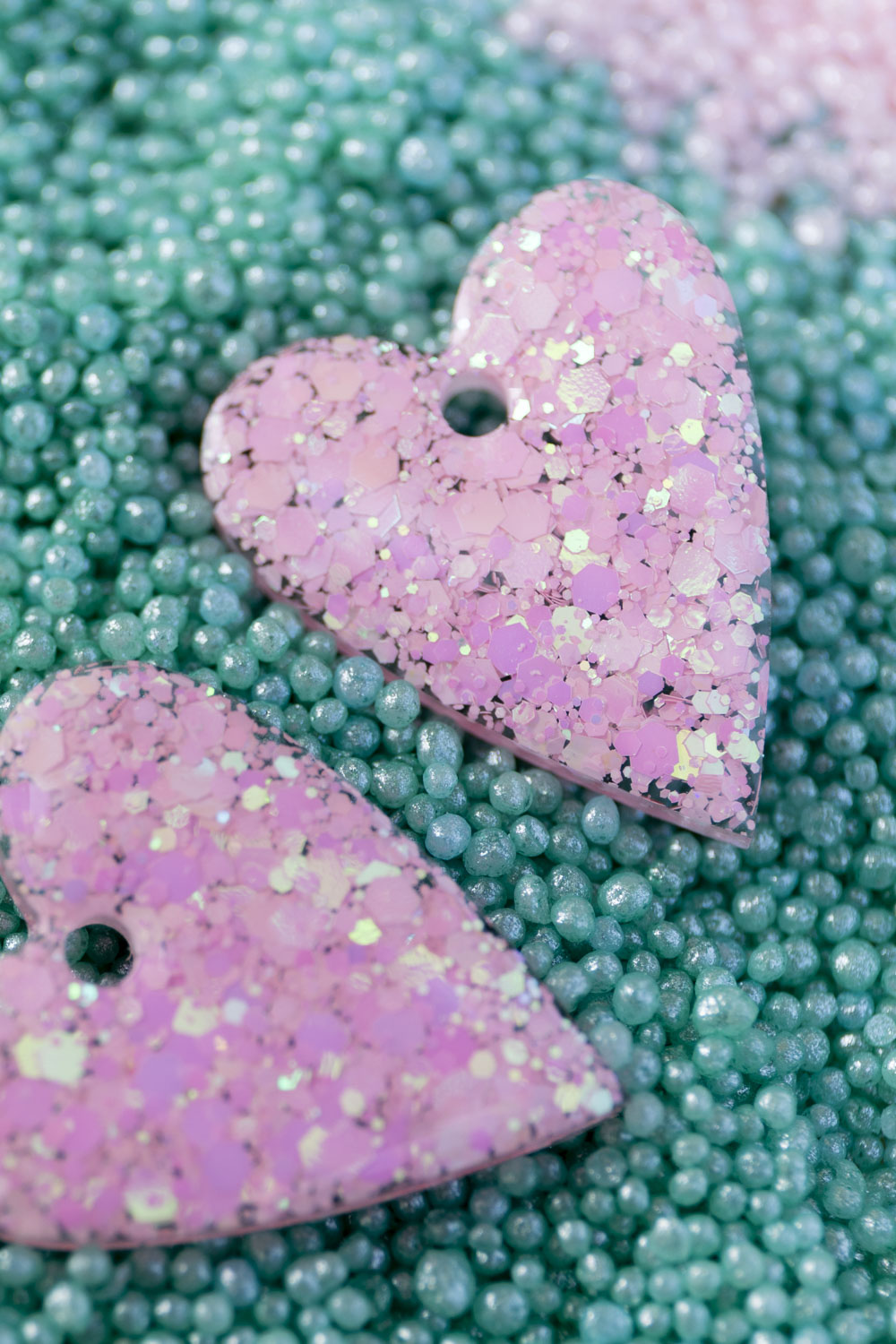 Pampilles en résine époxy interchangeables. Faites à la main. Paillettes, couleurs, originales. Rose bébé, irisé et nacré.