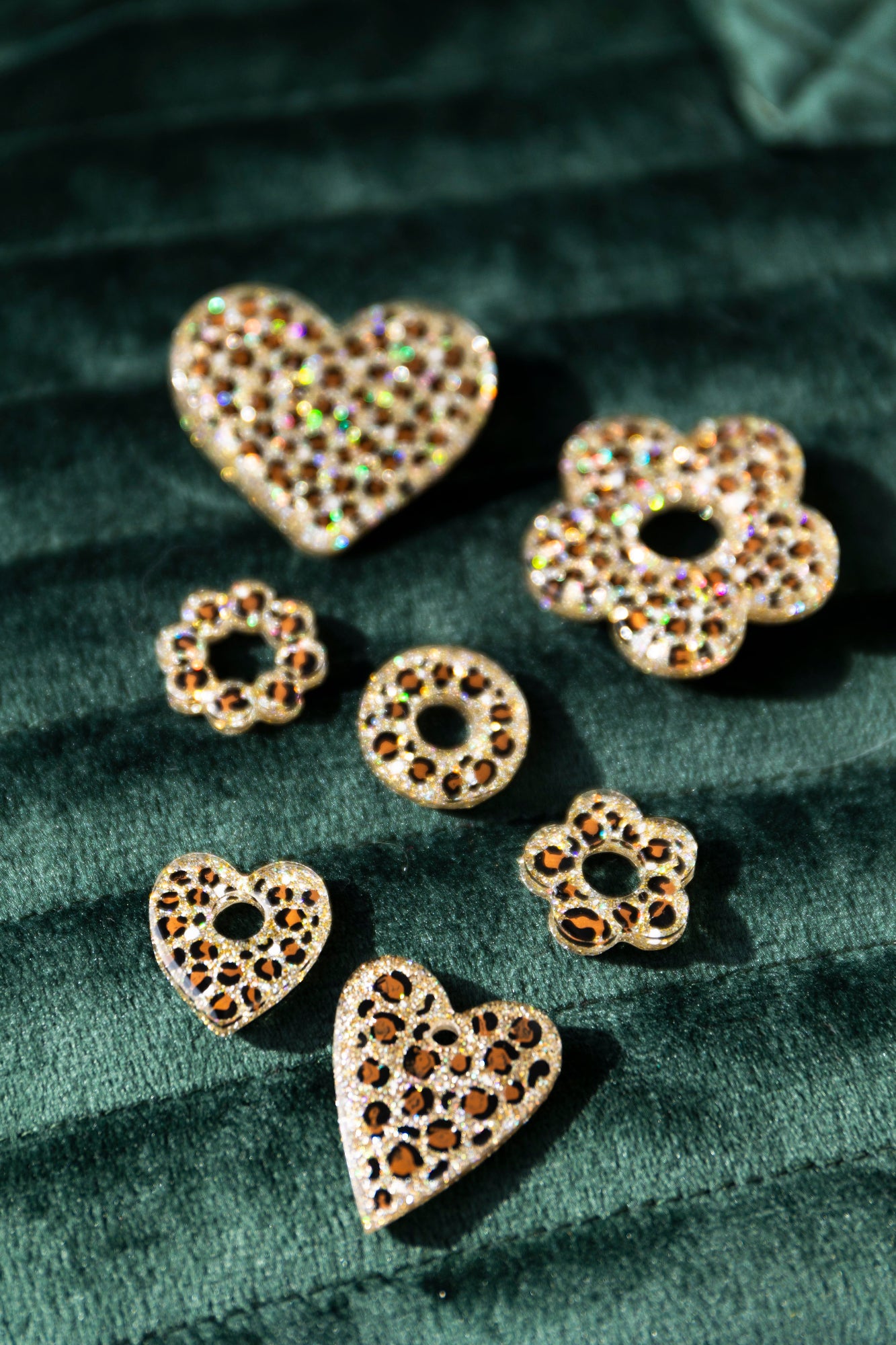Boucles dâoreilles pendantes en rĂ©sine avec motif lĂ©opard et paillettes dorĂ©es