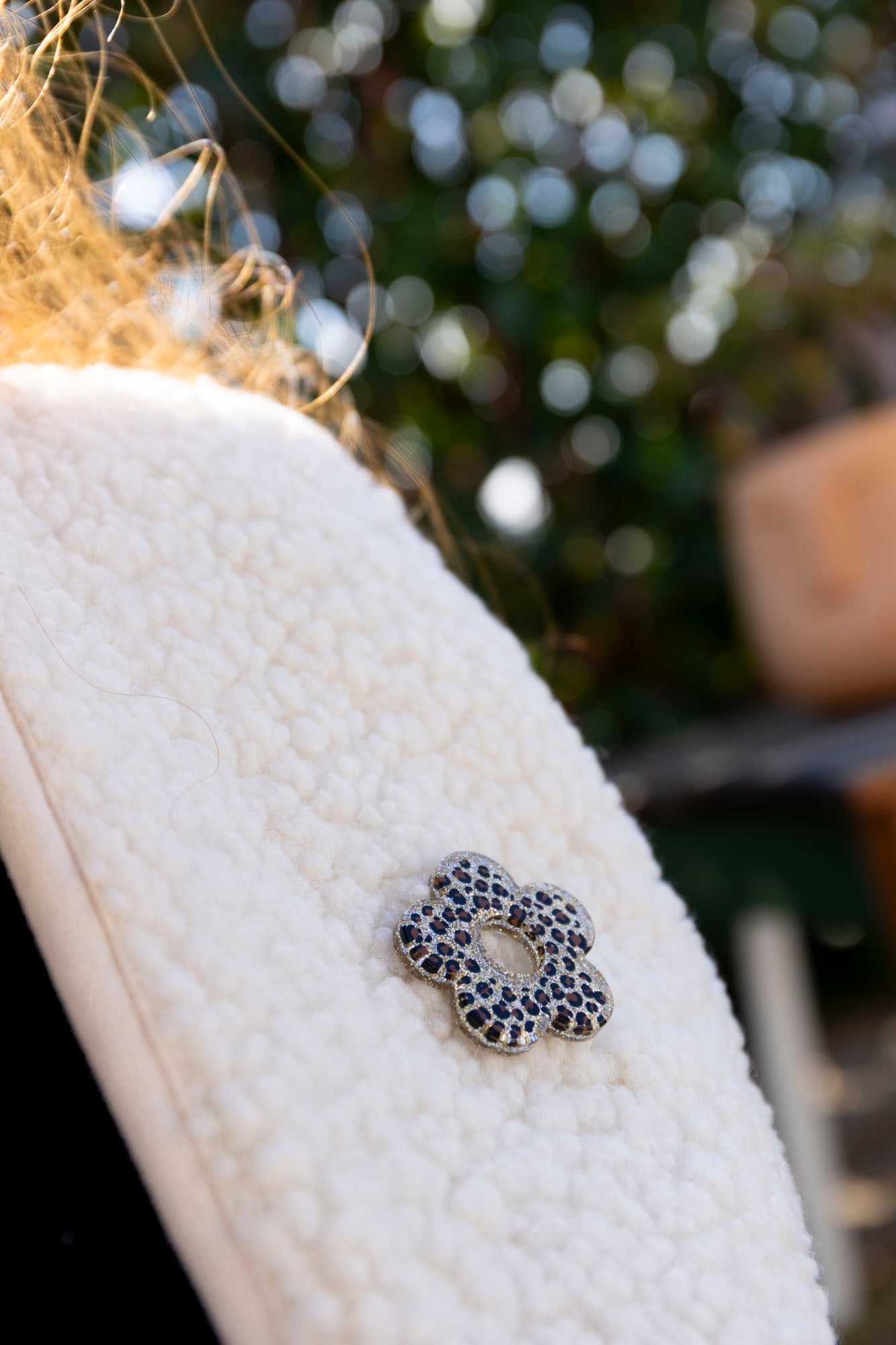 Broche en forme de cĆur ou de fleur en rĂ©sine Ă©poxy. Les motifs lĂ©opards sont dessinĂ©s Ă la main