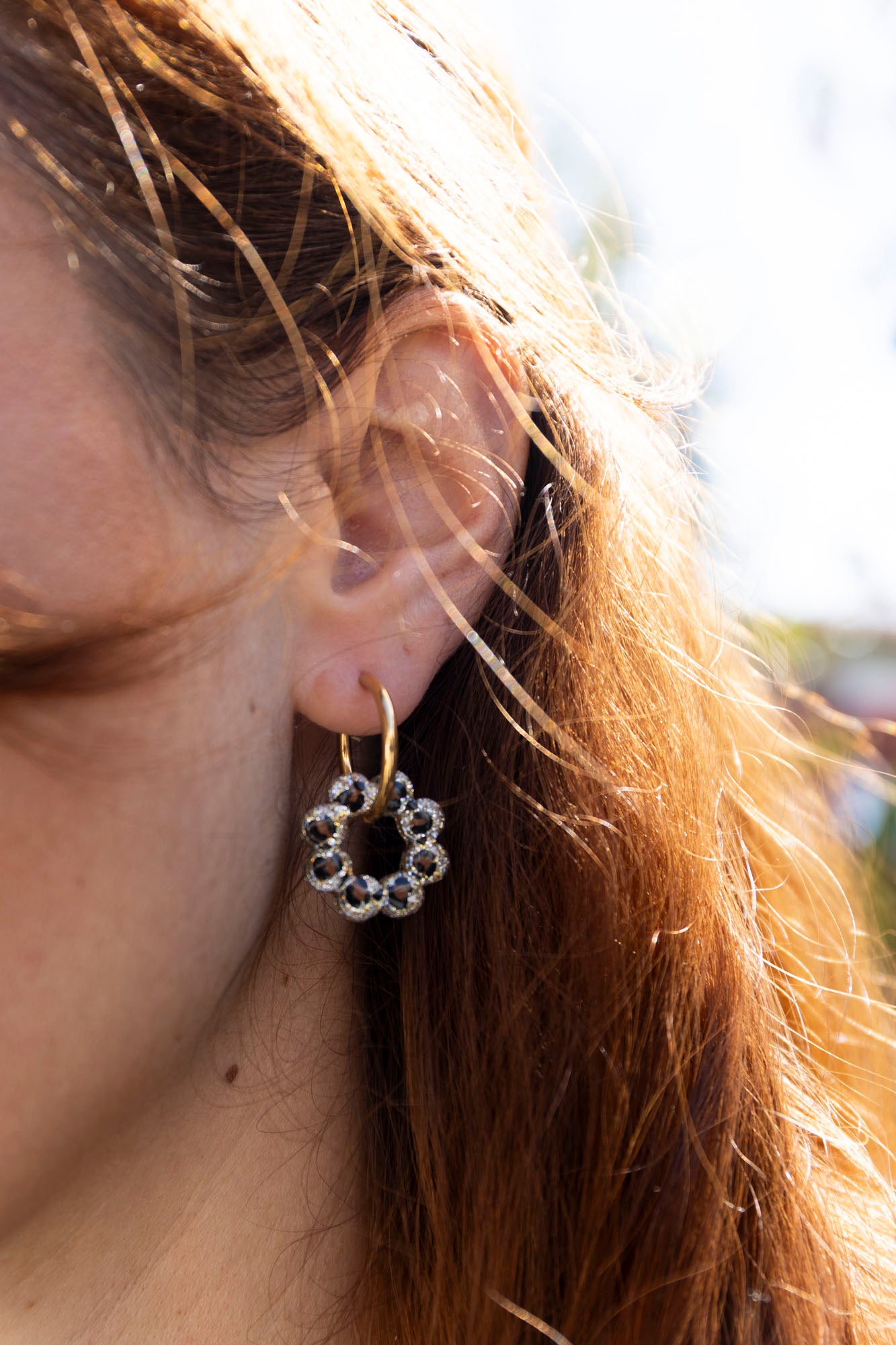 Boucles dâoreilles pendantes en rĂ©sine avec motif lĂ©opard et paillettes dorĂ©es