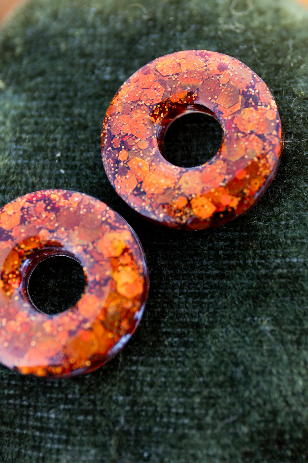 Pampilles interchangeables pailletées. Kaki, vert, doré, cuivré, bronze. Automne. Donut. Atelier Rézane. Résine époxy. Fait main. Pays basque.