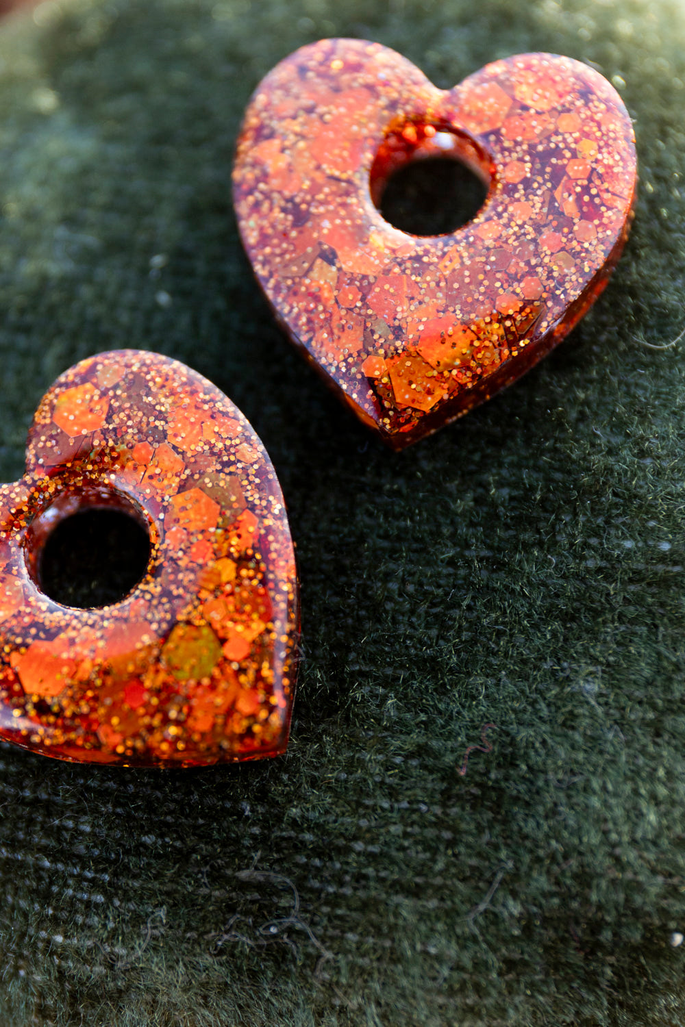 Pampilles interchangeables pailletées. Kaki, vert, doré, cuivré, bronze. Automne. cœur. Atelier Rézane. Résine époxy. Fait main. Pays basque.