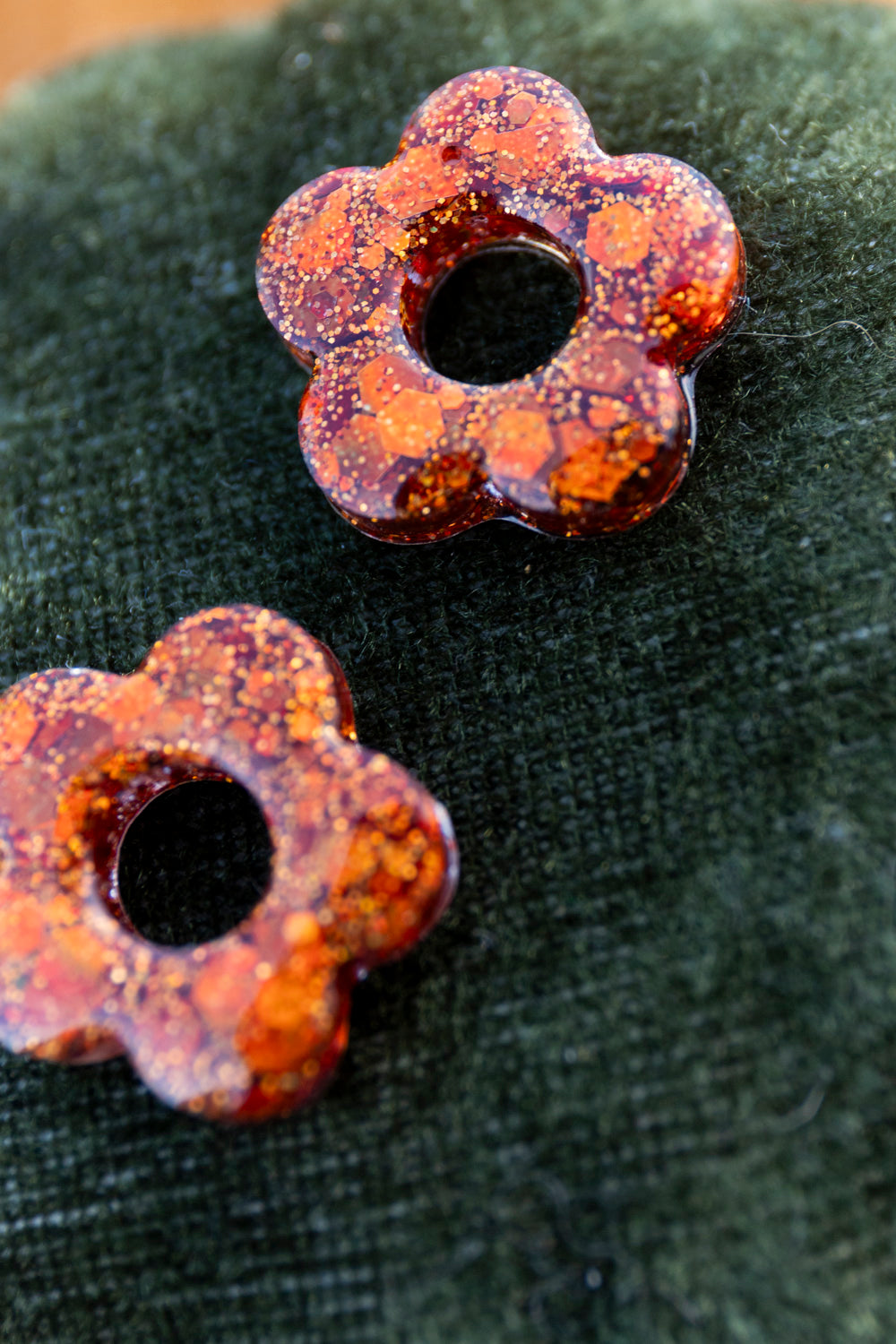 Pampilles interchangeables pailletées. Kaki, vert, doré, cuivré, bronze. Automne. Fleur. Atelier Rézane. Résine époxy. Fait main. Pays basque.