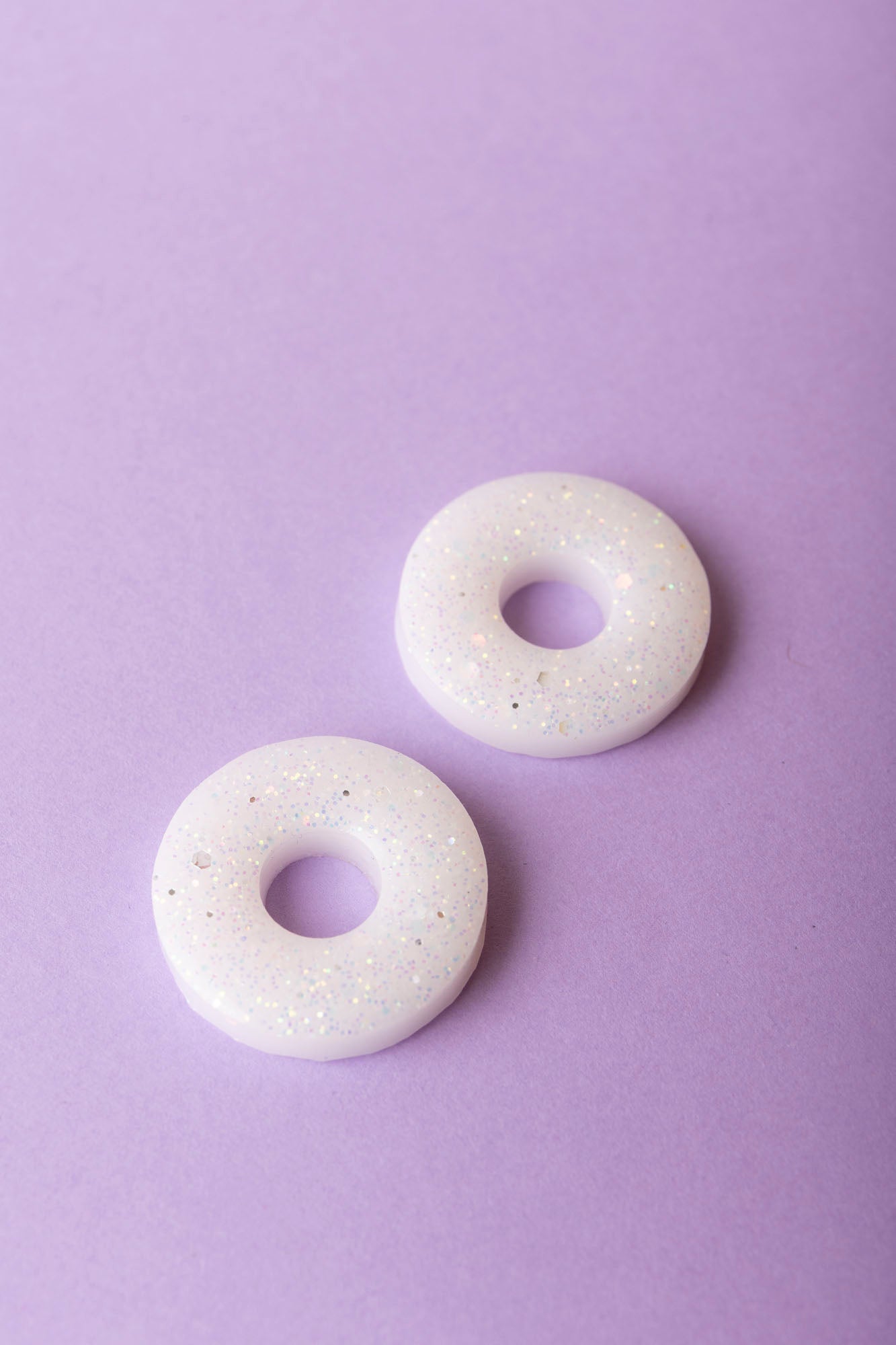 Pampille en forme de donut en résine époxy, fabriquée à la main.