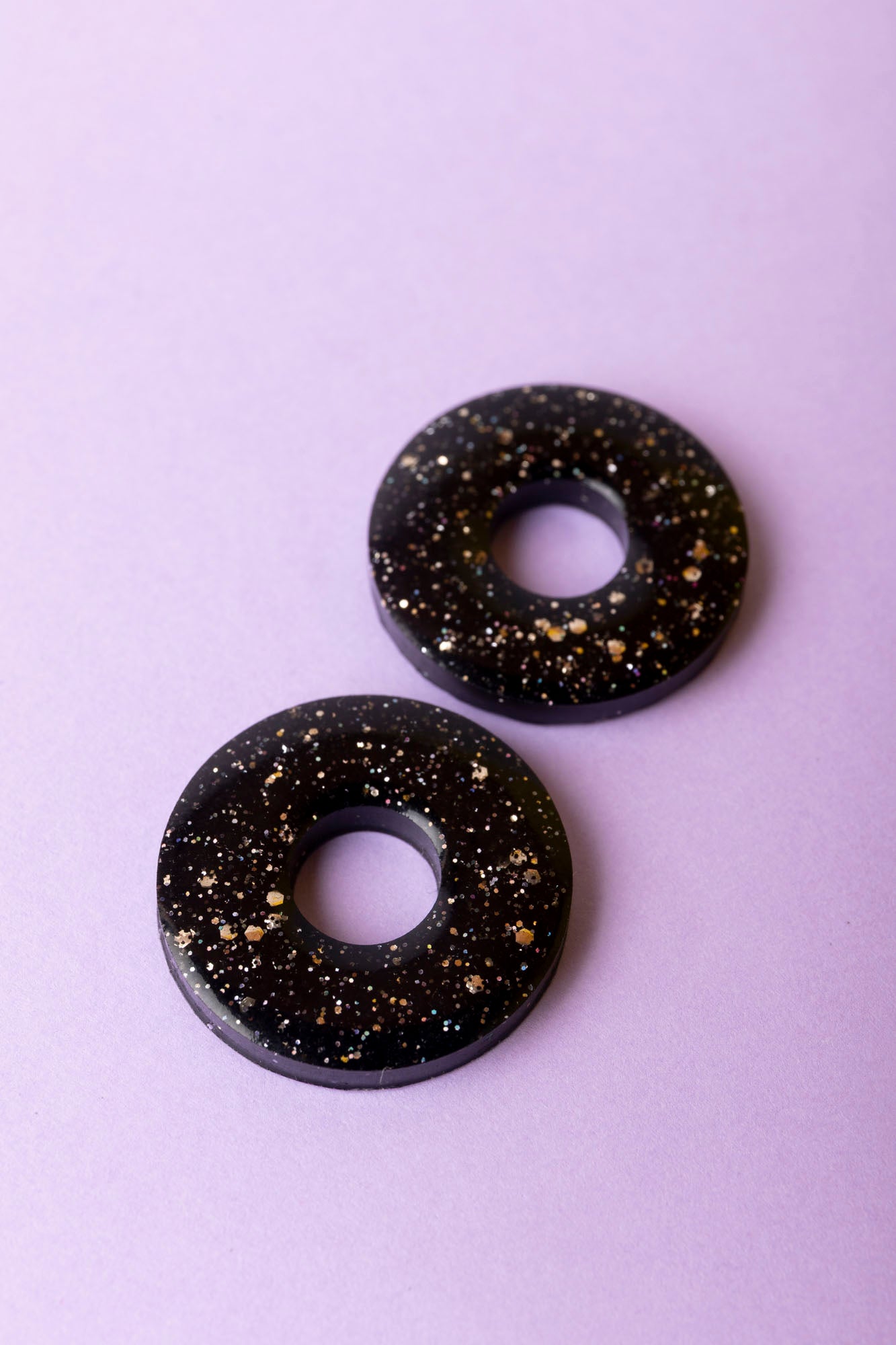 Pampille en forme de donut en résine époxy, fabriquée à la main.