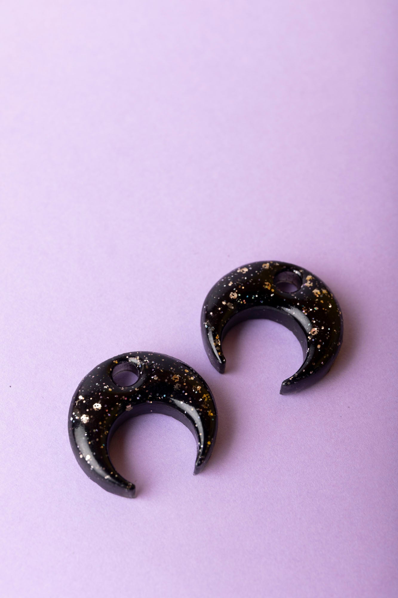 Pampille en forme de demi-lune en résine époxy, fabriquée à la main.