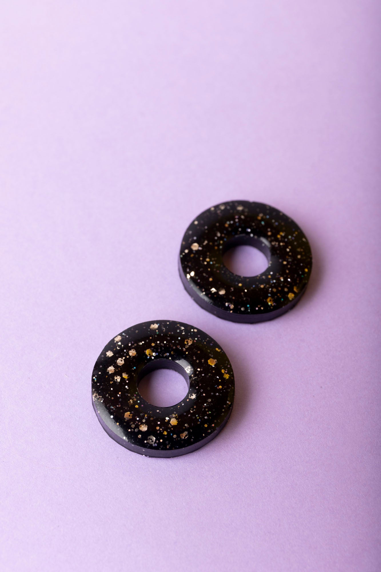 Pampille en forme de donut en résine époxy, fabriquée à la main.