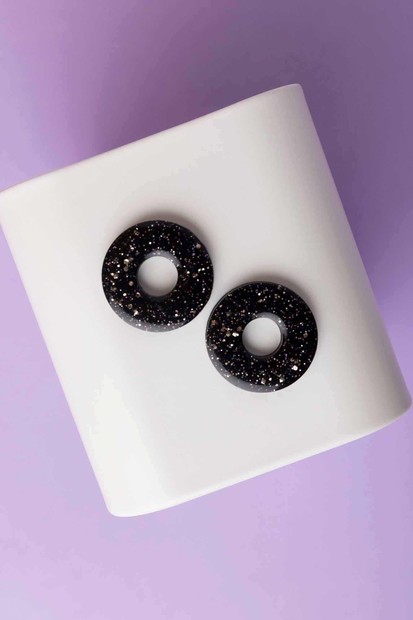Pampille en forme de donut en résine époxy, fabriquée à la main.