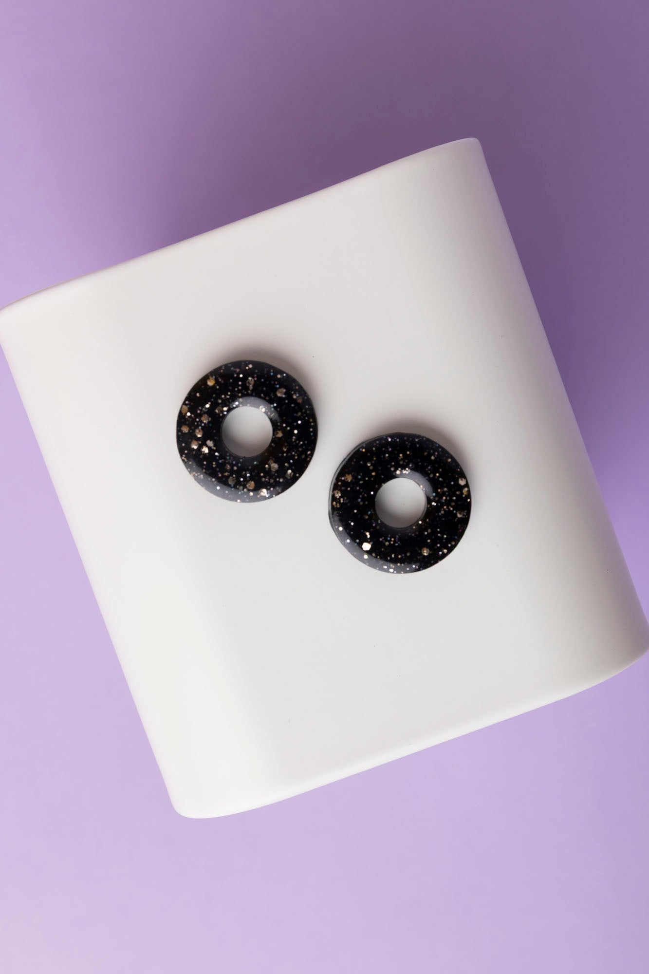 Pampille en forme de donut en résine époxy, fabriquée à la main.