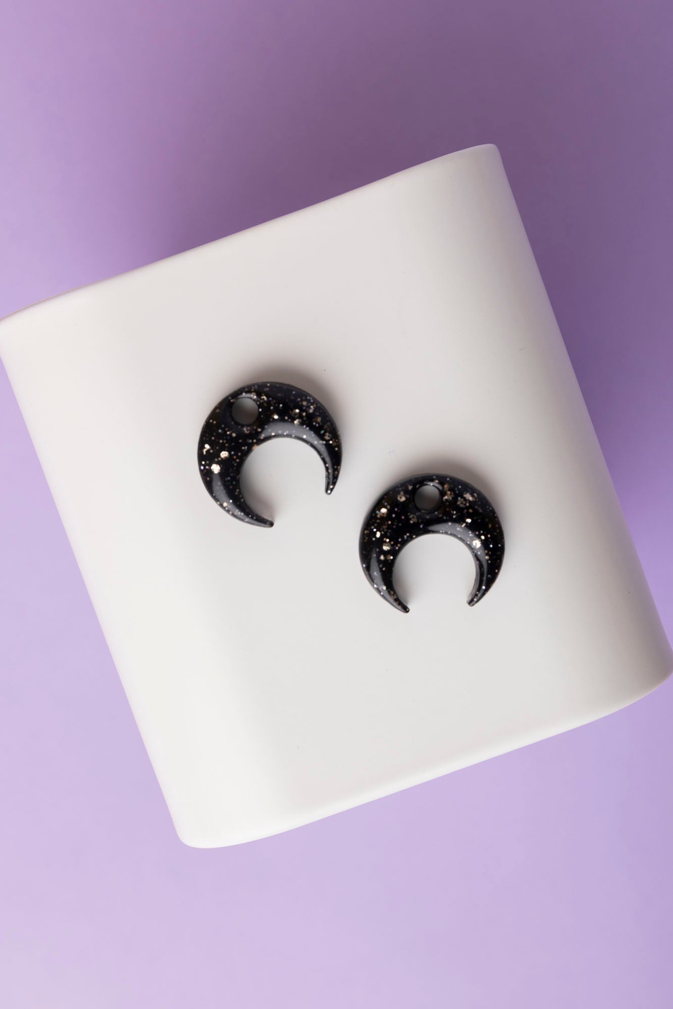 Pampille en forme de demi-lune en résine époxy, fabriquée à la main.