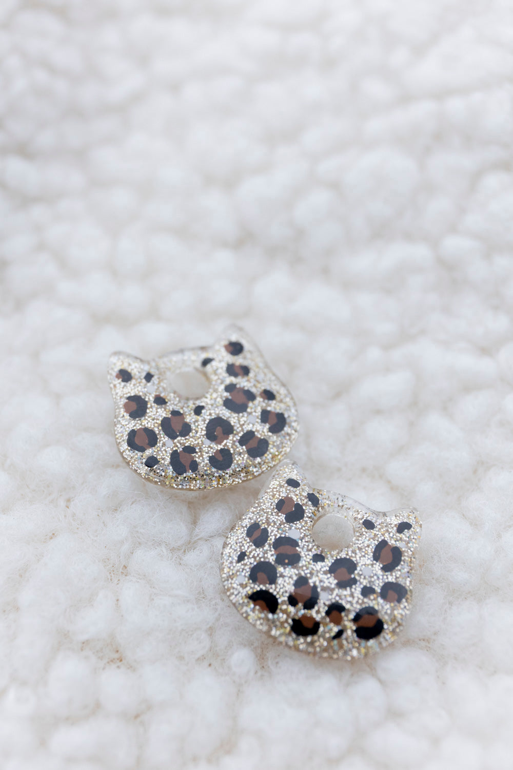 Pampilles lĂ©opards en forme de tĂȘte de chat fabriquĂ©es Ă la main avec de la rĂ©sine Ă©poxy. DorĂ©. Pays basque.