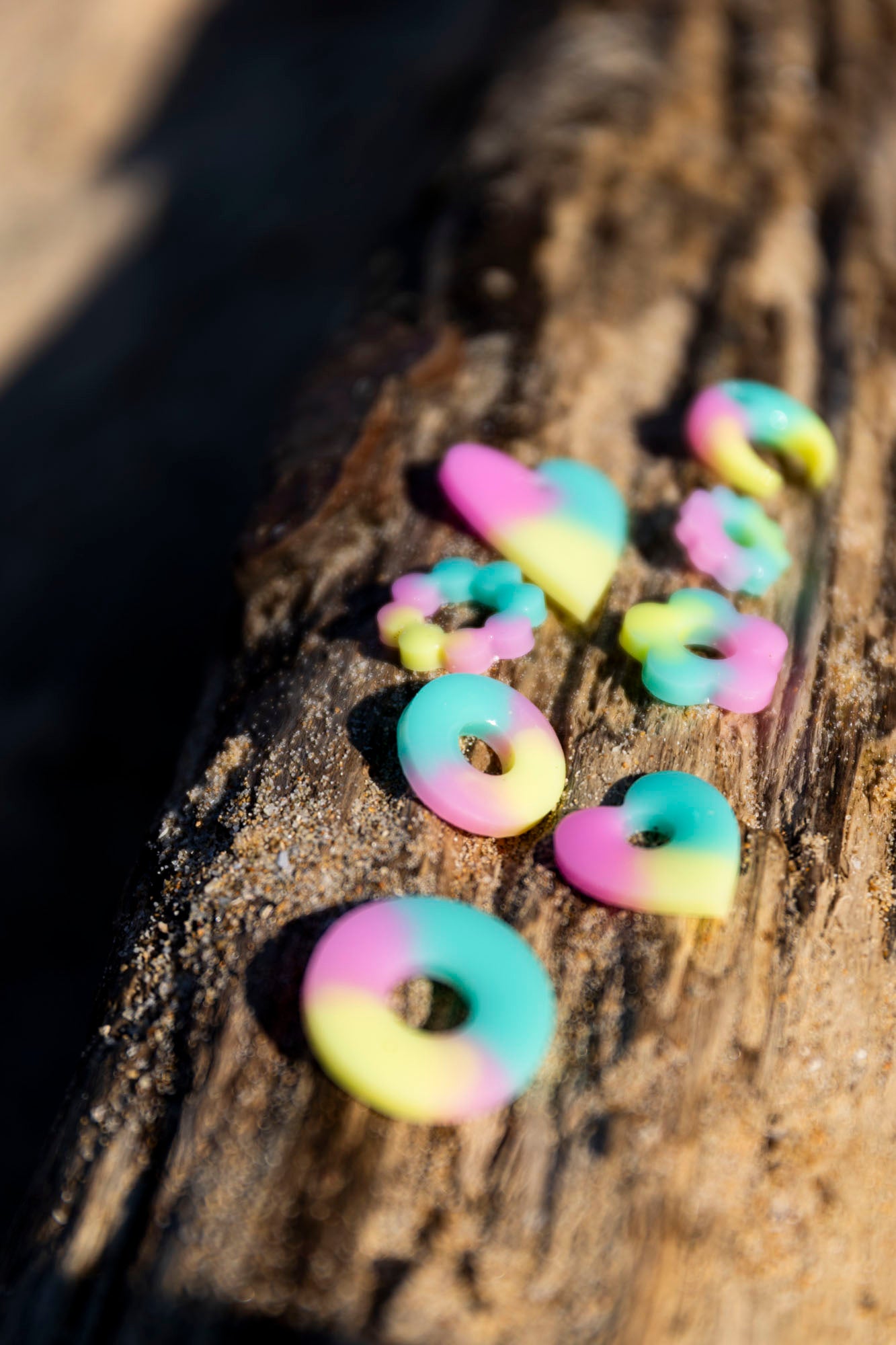 Pampilles en forme de donut fabriquées à la main avec de la résine époxy.