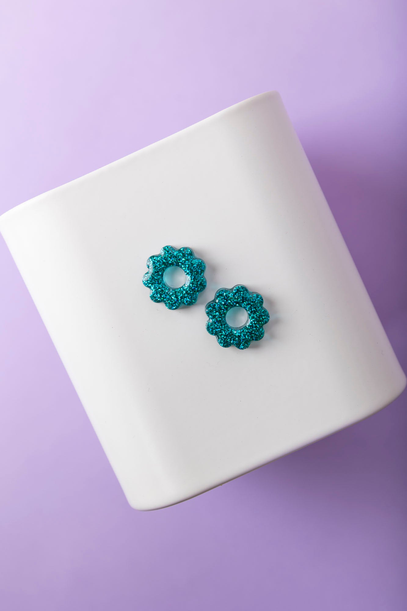 Pampilles en forme de fleur fabriquées à la main avec de la résine epoxy