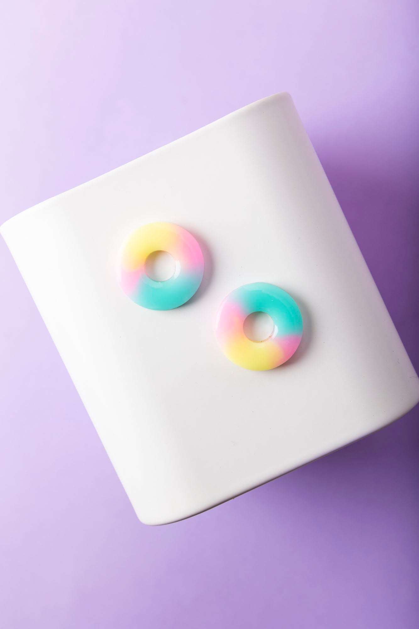 Pampilles en forme de donut fabriquées à la main avec de la résine époxy.
